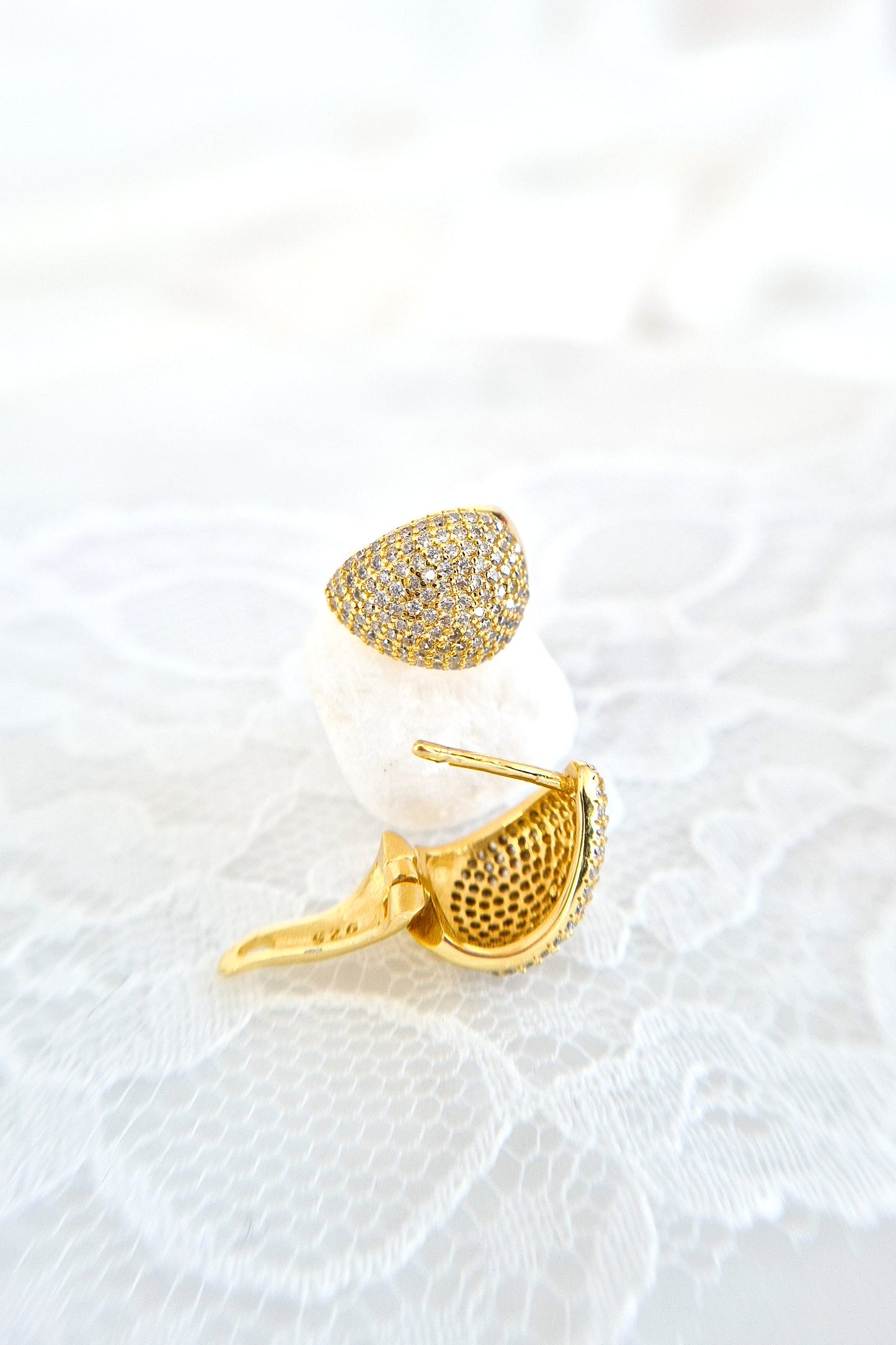 Pavé Ohrringe, Pavé earrings, Boucles doreilles pavé, Orecchini pavé, Gold Ohrringe, goldene Ohrringe, Goldene Creolen, Ohrringe, Creolen, golden Earrings, gold earrings, boucles doreed plaque dor, boucles doreilles, orecchini, huggie hoop earrings, hoop earrings, earrings, orecchini dorata