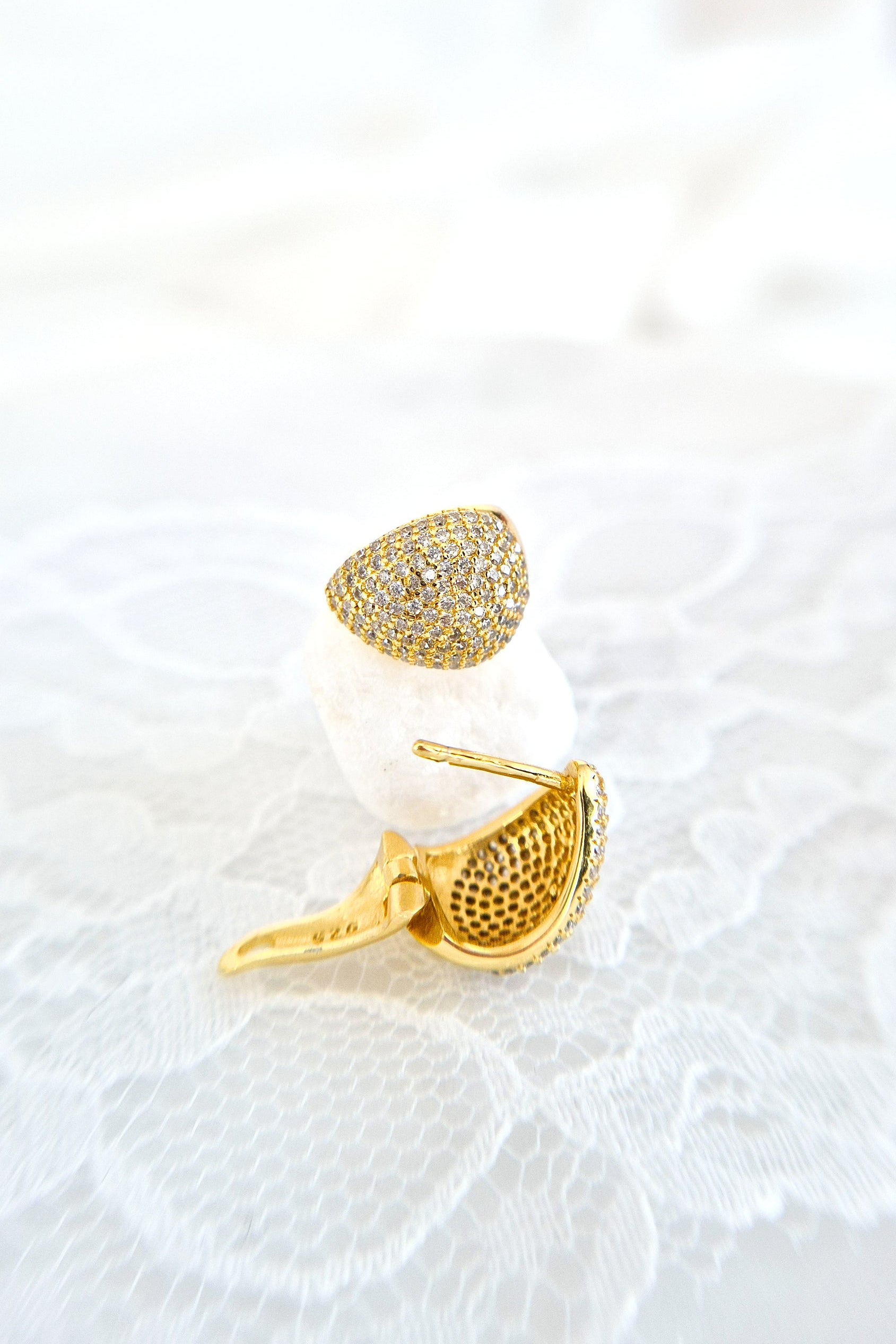 Pavé Ohrringe, Pavé earrings, Boucles doreilles pavé, Orecchini pavé, Gold Ohrringe, goldene Ohrringe, Goldene Creolen, Ohrringe, Creolen, golden Earrings, gold earrings, boucles doreed plaque dor, boucles doreilles, orecchini, huggie hoop earrings, hoop earrings, earrings, orecchini dorata