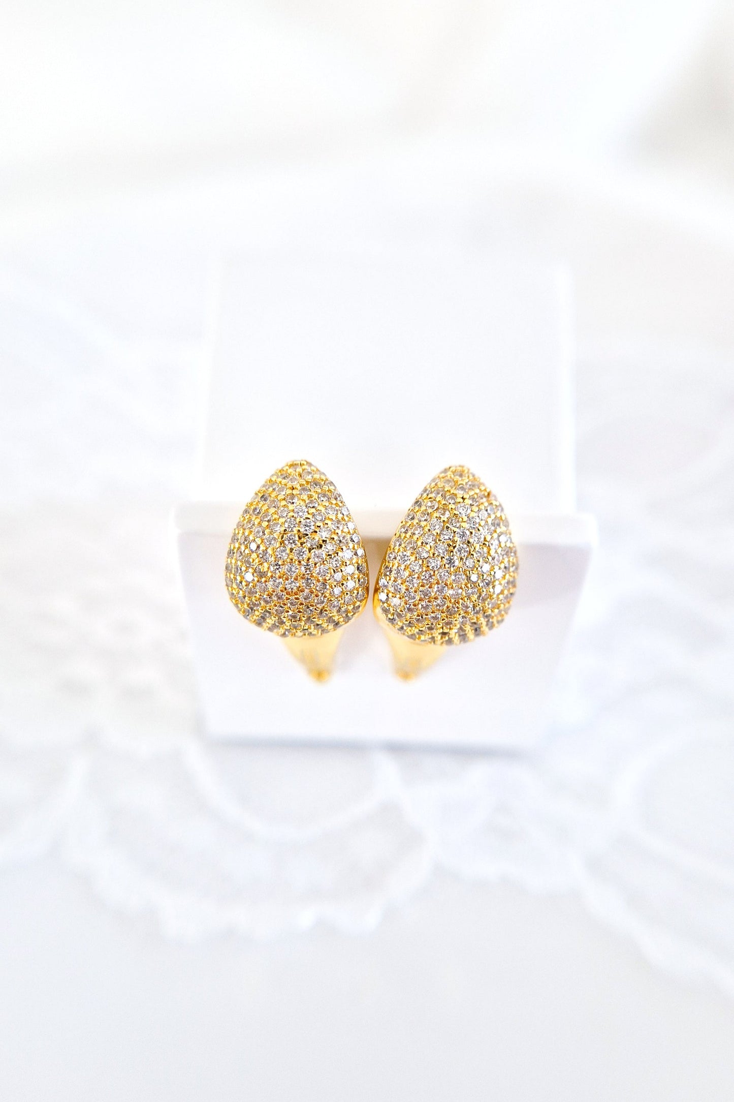 Pavé Ohrringe, Pavé earrings, Boucles doreilles pavé, Orecchini pavé, Gold Ohrringe, goldene Ohrringe, Goldene Creolen, Ohrringe, Creolen, golden Earrings, gold earrings, boucles doreed plaque dor, boucles doreilles, orecchini, huggie hoop earrings, hoop earrings, earrings, orecchini dorata