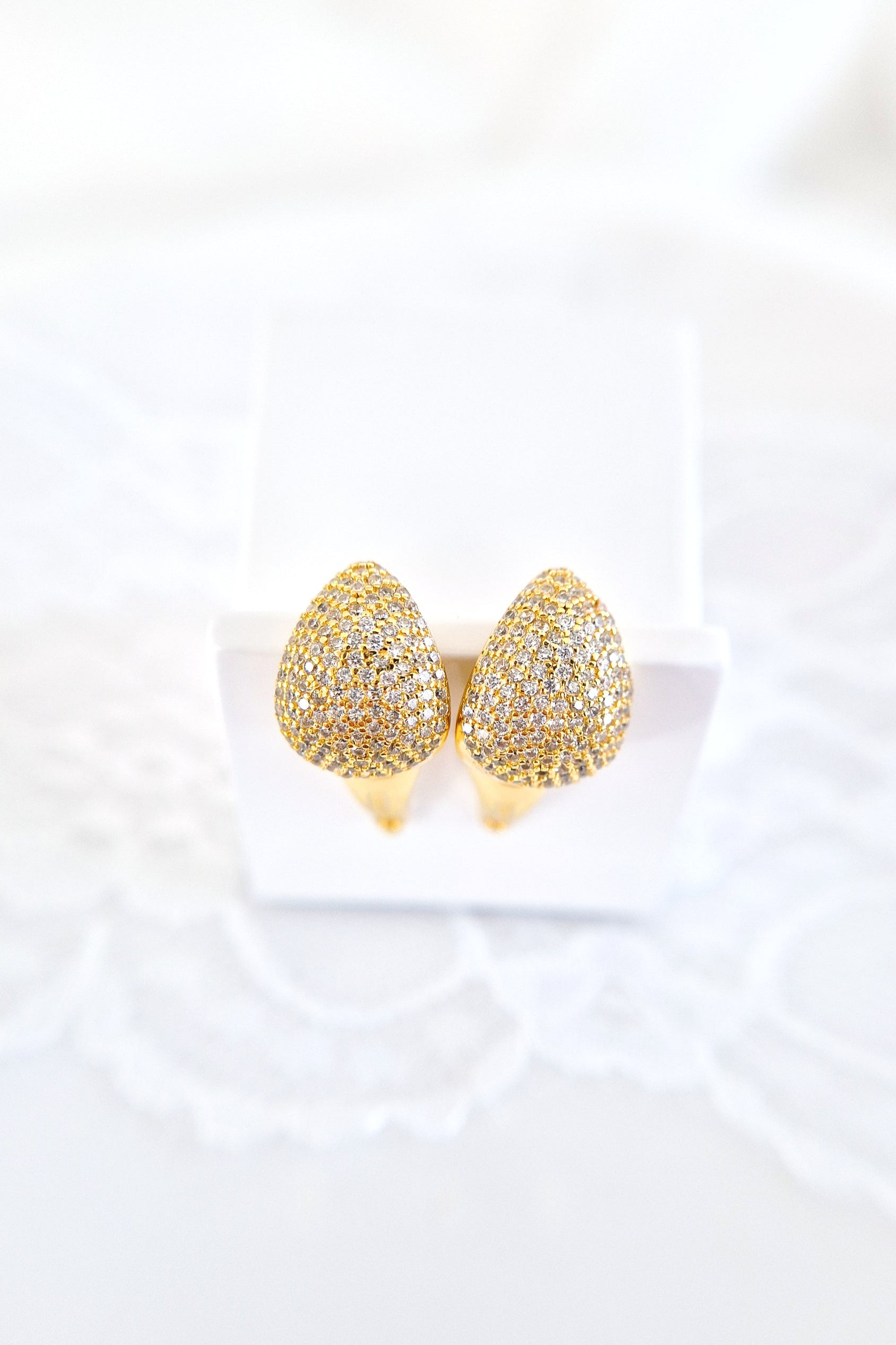 Pavé Ohrringe, Pavé earrings, Boucles doreilles pavé, Orecchini pavé, Gold Ohrringe, goldene Ohrringe, Goldene Creolen, Ohrringe, Creolen, golden Earrings, gold earrings, boucles doreed plaque dor, boucles doreilles, orecchini, huggie hoop earrings, hoop earrings, earrings, orecchini dorata