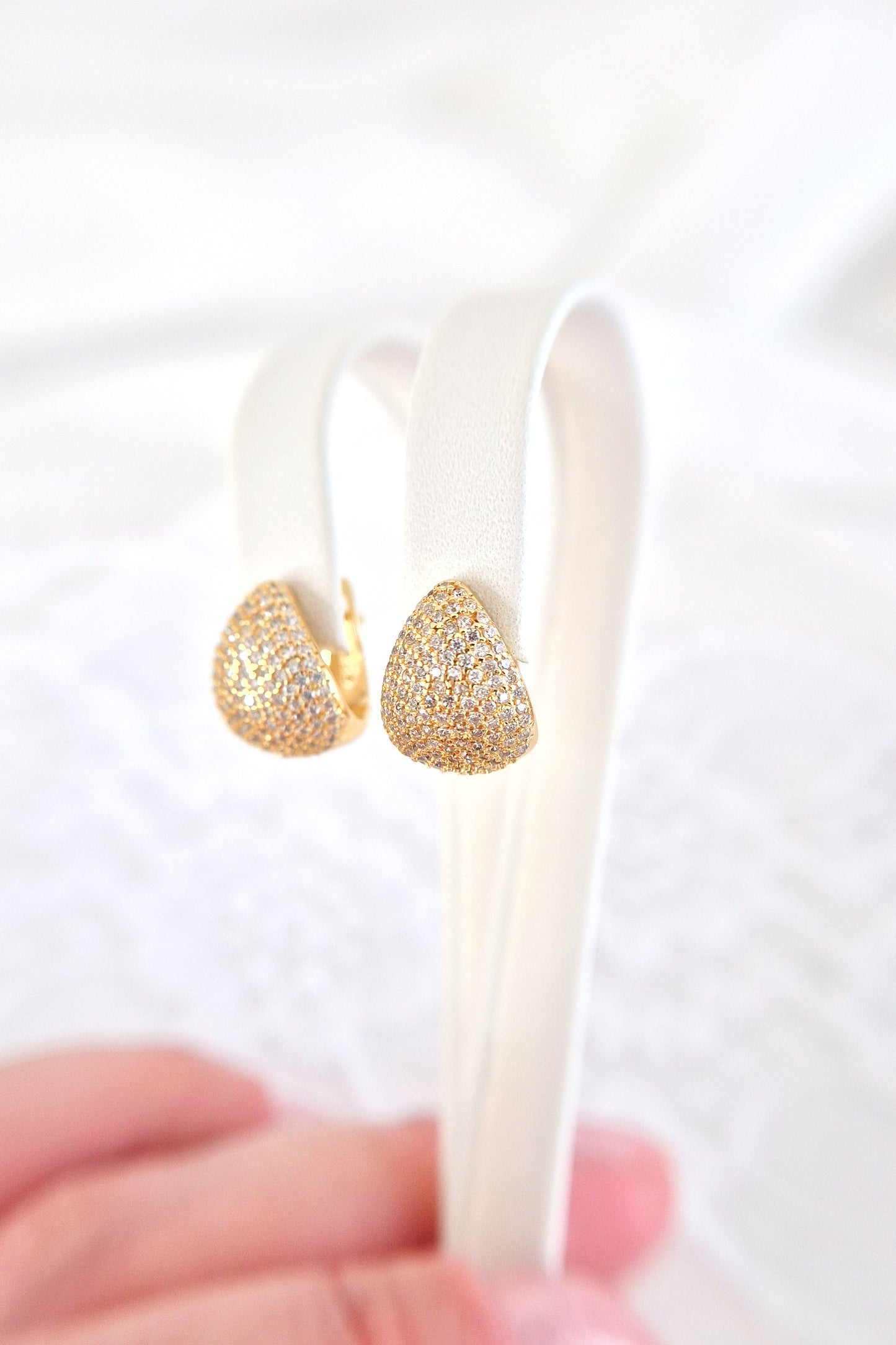 Pavé Ohrringe, Pavé earrings, Boucles doreilles pavé, Orecchini pavé, Gold Ohrringe, goldene Ohrringe, Goldene Creolen, Ohrringe, Creolen, golden Earrings, gold earrings, boucles doreed plaque dor, boucles doreilles, orecchini, huggie hoop earrings, hoop earrings, earrings, orecchini dorata