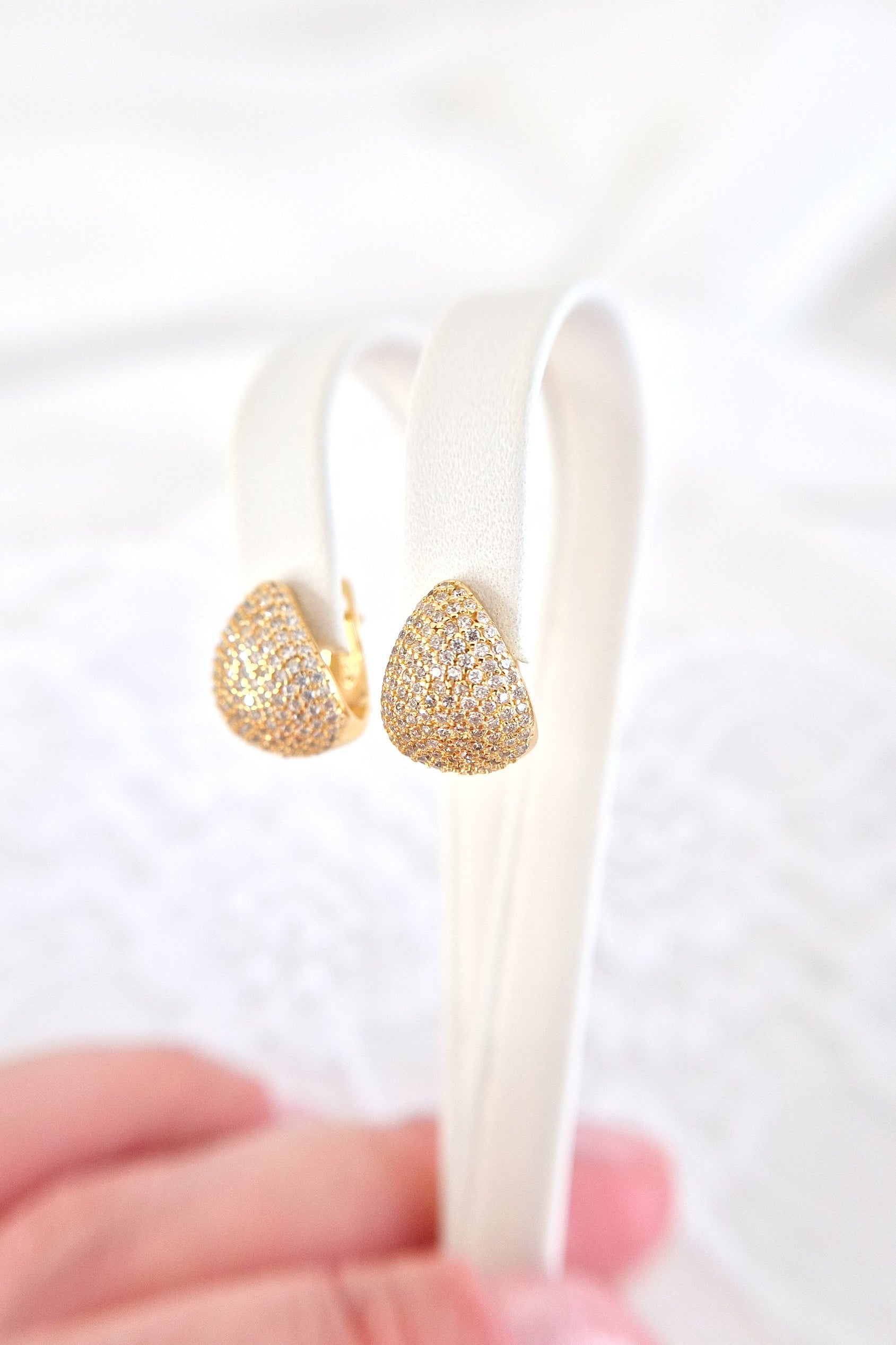 Pavé Ohrringe, Pavé earrings, Boucles doreilles pavé, Orecchini pavé, Gold Ohrringe, goldene Ohrringe, Goldene Creolen, Ohrringe, Creolen, golden Earrings, gold earrings, boucles doreed plaque dor, boucles doreilles, orecchini, huggie hoop earrings, hoop earrings, earrings, orecchini dorata