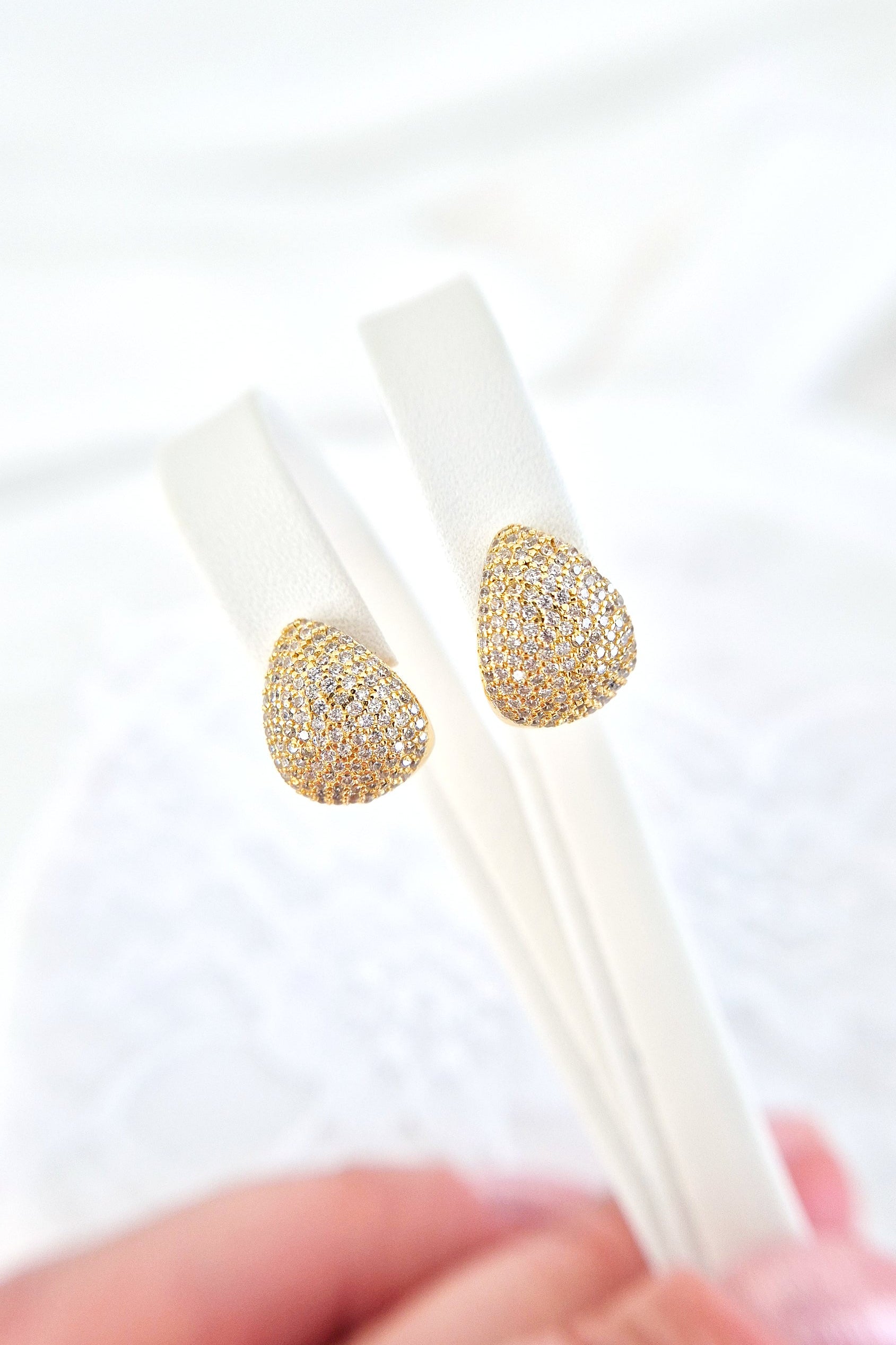 Pavé Ohrringe, Pavé earrings, Boucles doreilles pavé, Orecchini pavé, Gold Ohrringe, goldene Ohrringe, Goldene Creolen, Ohrringe, Creolen, golden Earrings, gold earrings, boucles doreed plaque dor, boucles doreilles, orecchini, huggie hoop earrings, hoop earrings, earrings, orecchini dorata