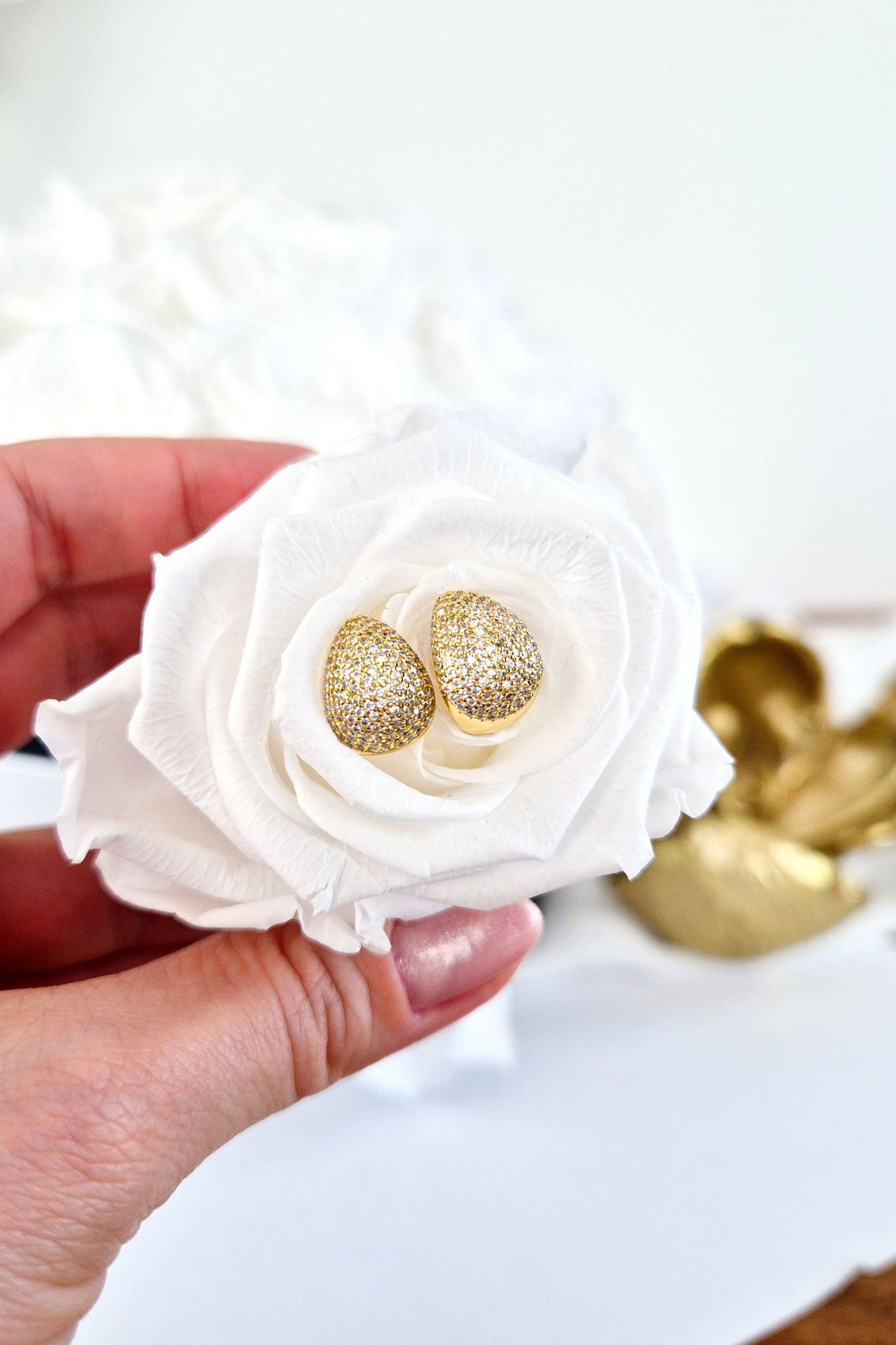 Pavé Ohrringe, Pavé earrings, Boucles doreilles pavé, Orecchini pavé, Gold Ohrringe, goldene Ohrringe, Goldene Creolen, Ohrringe, Creolen, golden Earrings, gold earrings, boucles doreed plaque dor, boucles doreilles, orecchini, huggie hoop earrings, hoop earrings, earrings, orecchini dorata