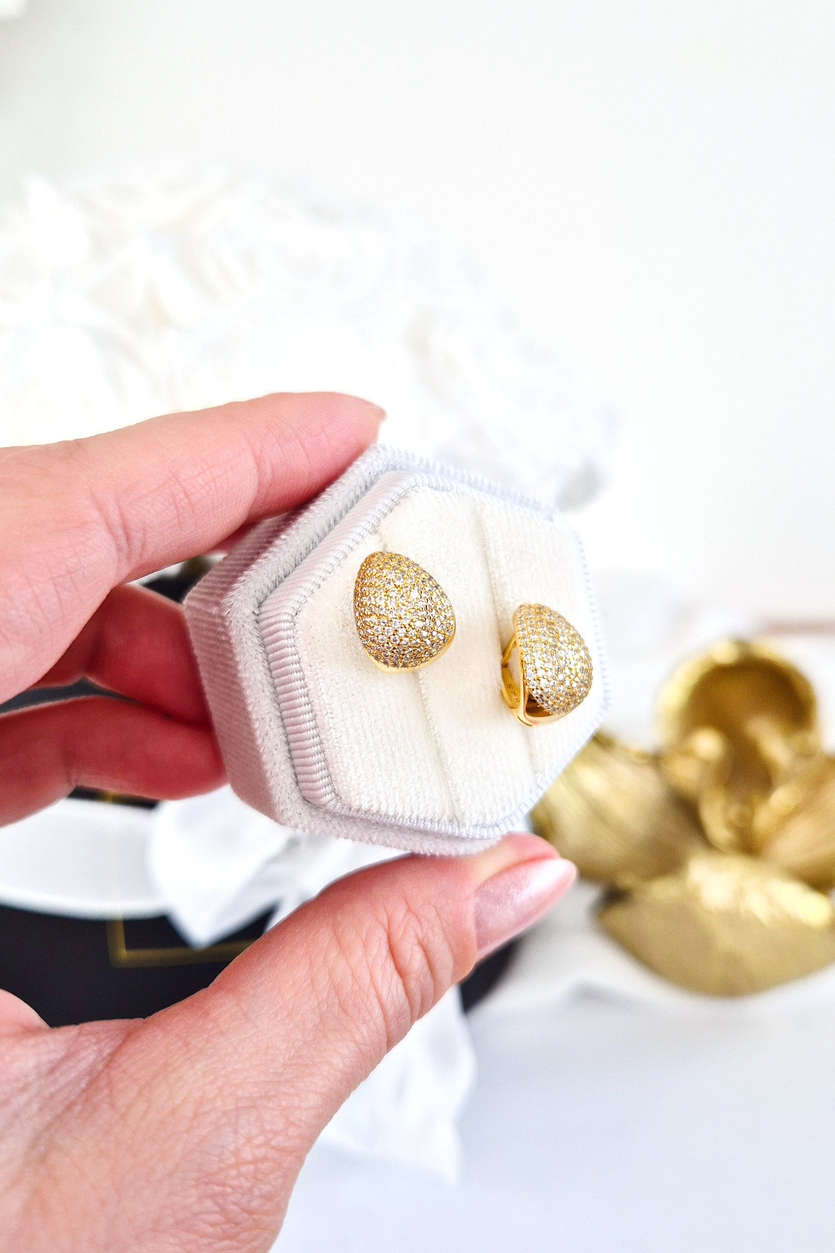 Pavé Ohrringe, Pavé earrings, Boucles doreilles pavé, Orecchini pavé, Gold Ohrringe, goldene Ohrringe, Goldene Creolen, Ohrringe, Creolen, golden Earrings, gold earrings, boucles doreed plaque dor, boucles doreilles, orecchini, huggie hoop earrings, hoop earrings, earrings, orecchini dorata