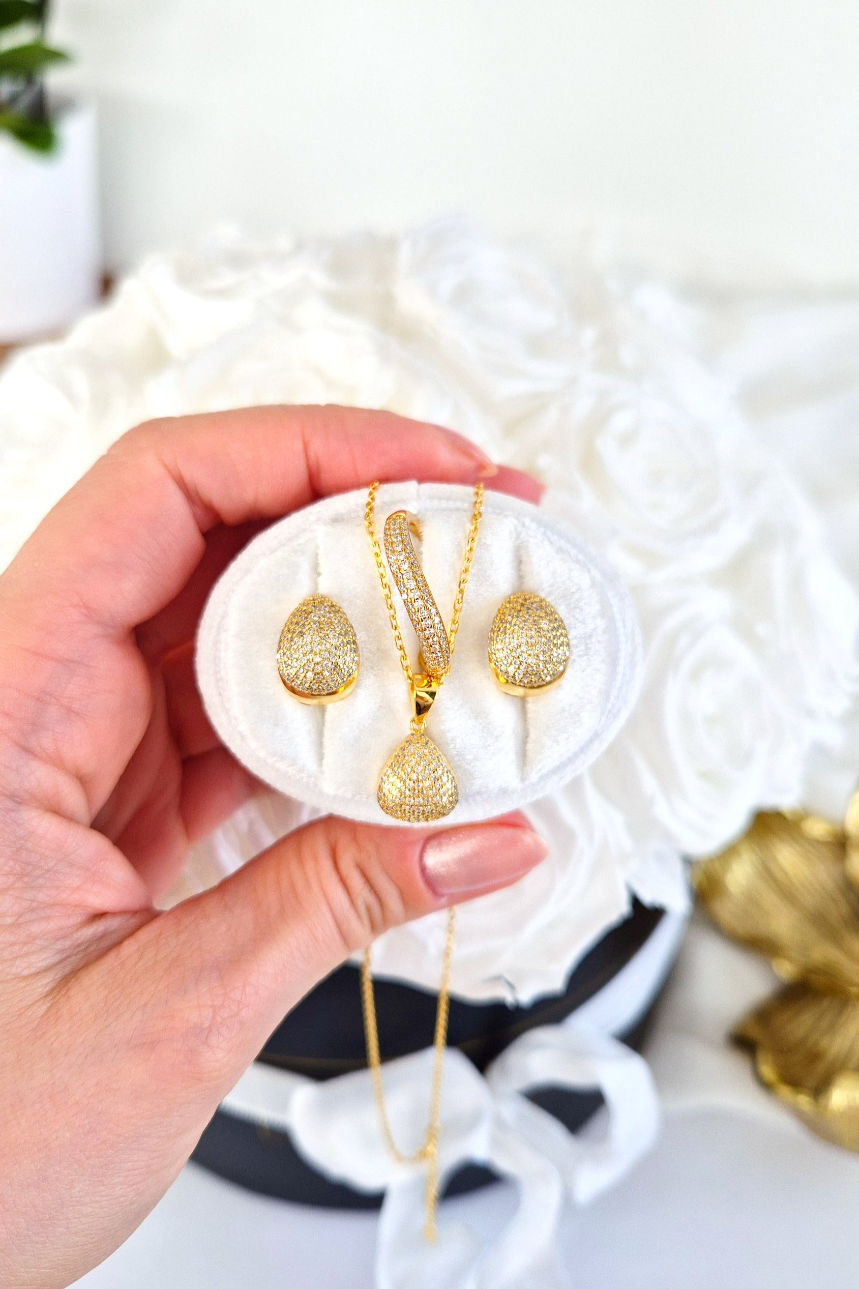 Pavé Schmuckset, Pave jewelry Set, Parure de bijoux pavée, Set di gioielli pavé, Gold Schmuckset, goldenes Schmuckset, Minimalistisches Schmuckset mit Pavé Fassung, golden jewelry sest, gold jewelry set, Pavé earrings, Pave Ohrringe, Pave necklace, Pave Halskette, Pave ring