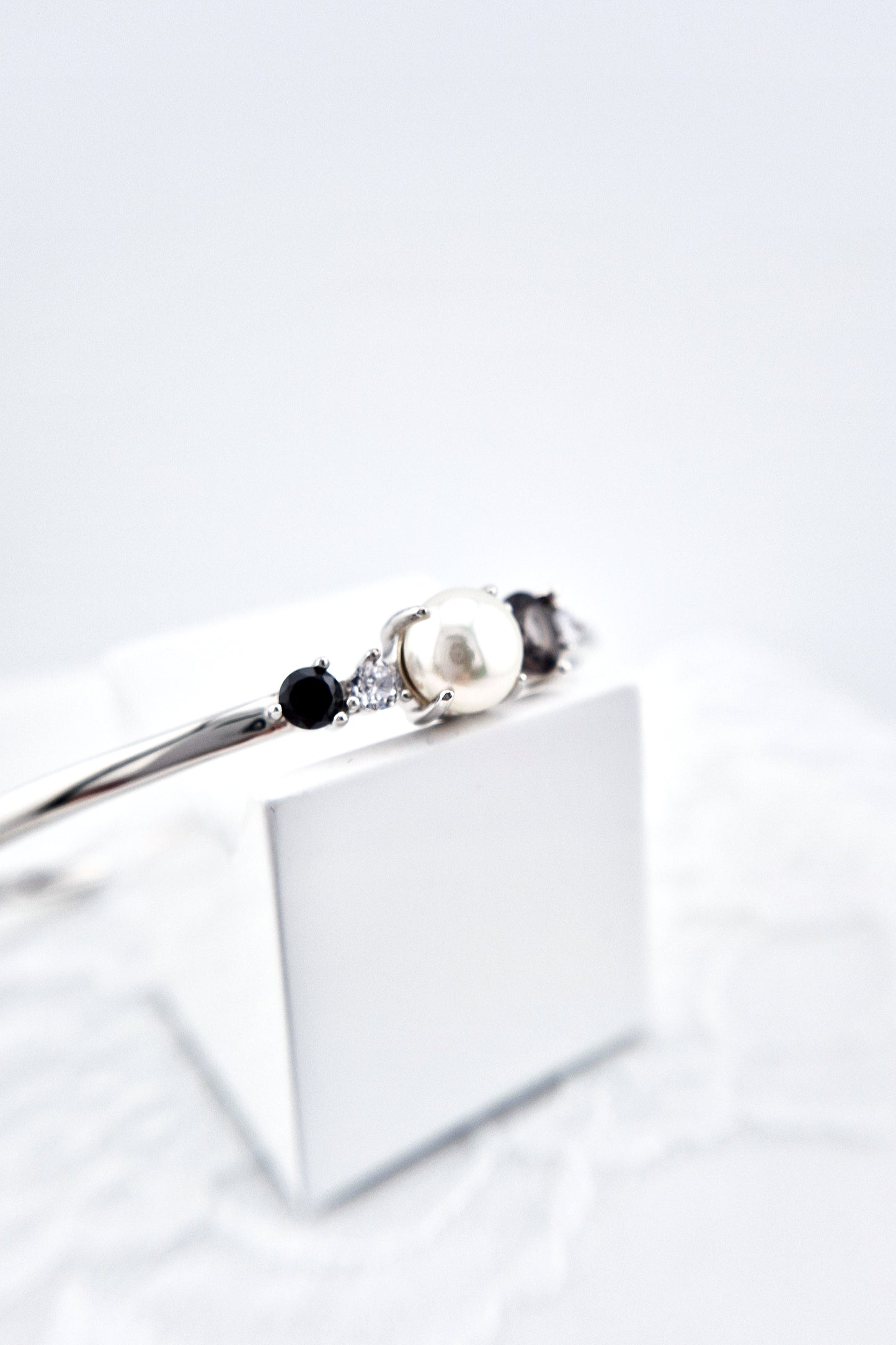 Pearl bangle, pearl bracelet, Perlen Armreif, Silber Armreif, Schmuck Schweiz, Grey pearl bracelet, black pearl bracelet, white pearl bracelet, elegant jewelry shop, swiss jewelry shop, Edelstein Schmuck Schweiz, Silver Bangle, Silver bracelet, Armreif, Bangle