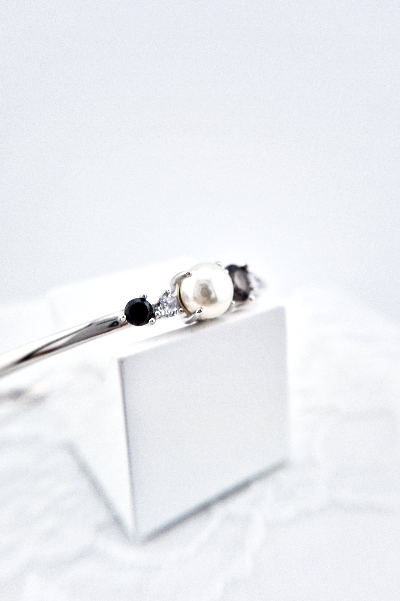 Pearl bangle, pearl bracelet, Perlen Armreif, Silber Armreif, Schmuck Schweiz, Grey pearl bracelet, black pearl bracelet, white pearl bracelet, elegant jewelry shop, swiss jewelry shop, Edelstein Schmuck Schweiz, Silver Bangle, Silver bracelet, Armreif, Bangle