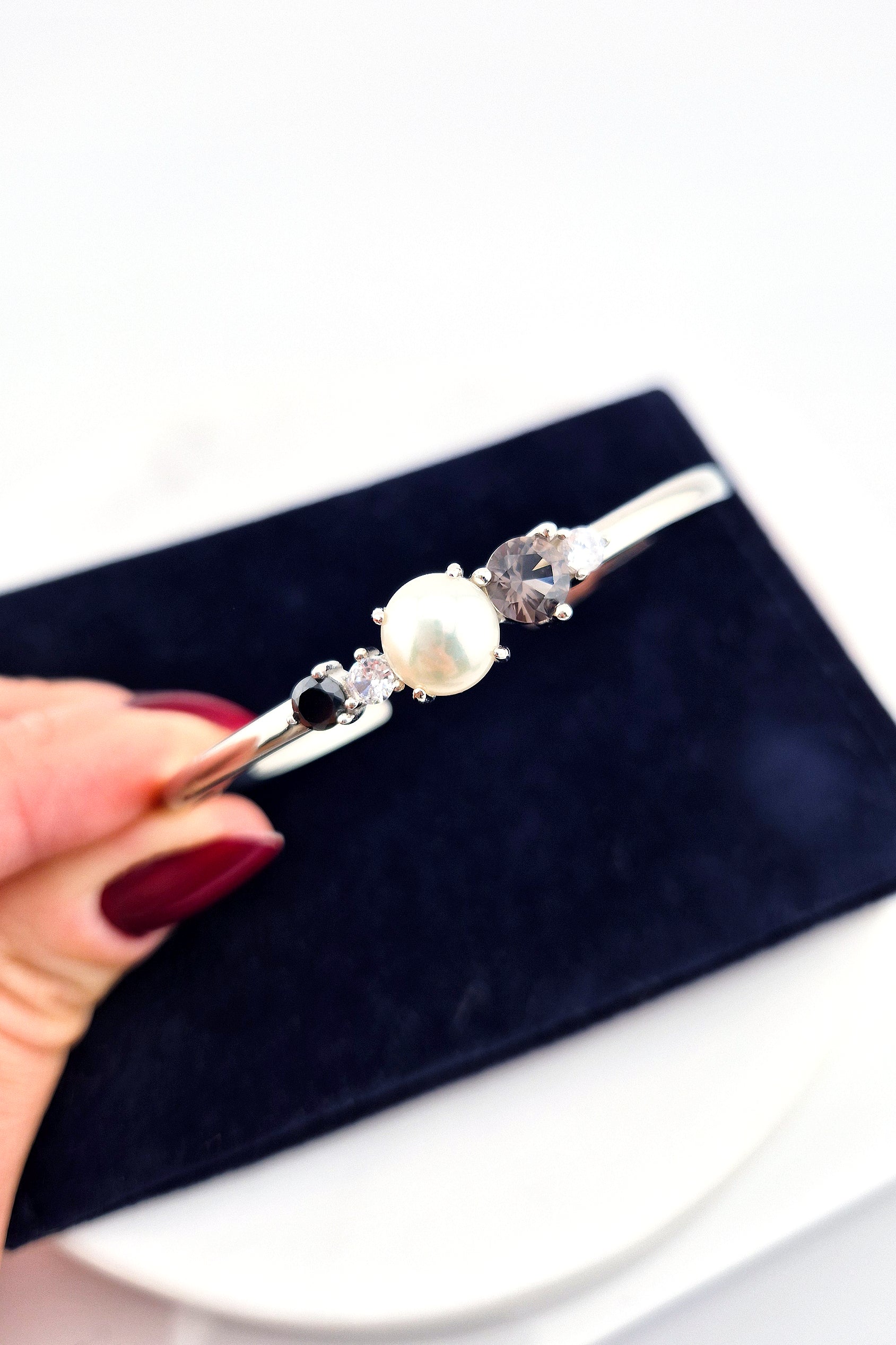Pearl bangle, pearl bracelet, Perlen Armreif, Silber Armreif, Schmuck Schweiz, Grey pearl bracelet, black pearl bracelet, white pearl bracelet, elegant jewelry shop, swiss jewelry shop, Edelstein Schmuck Schweiz, Silver Bangle, Silver bracelet, Armreif, Bangle