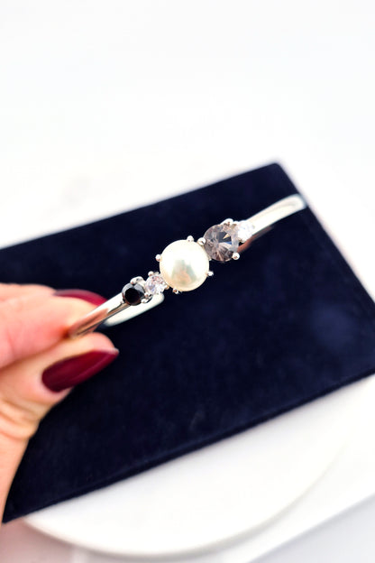 Pearl bangle, pearl bracelet, Perlen Armreif, Silber Armreif, Schmuck Schweiz, Grey pearl bracelet, black pearl bracelet, white pearl bracelet, elegant jewelry shop, swiss jewelry shop, Edelstein Schmuck Schweiz, Silver Bangle, Silver bracelet, Armreif, Bangle