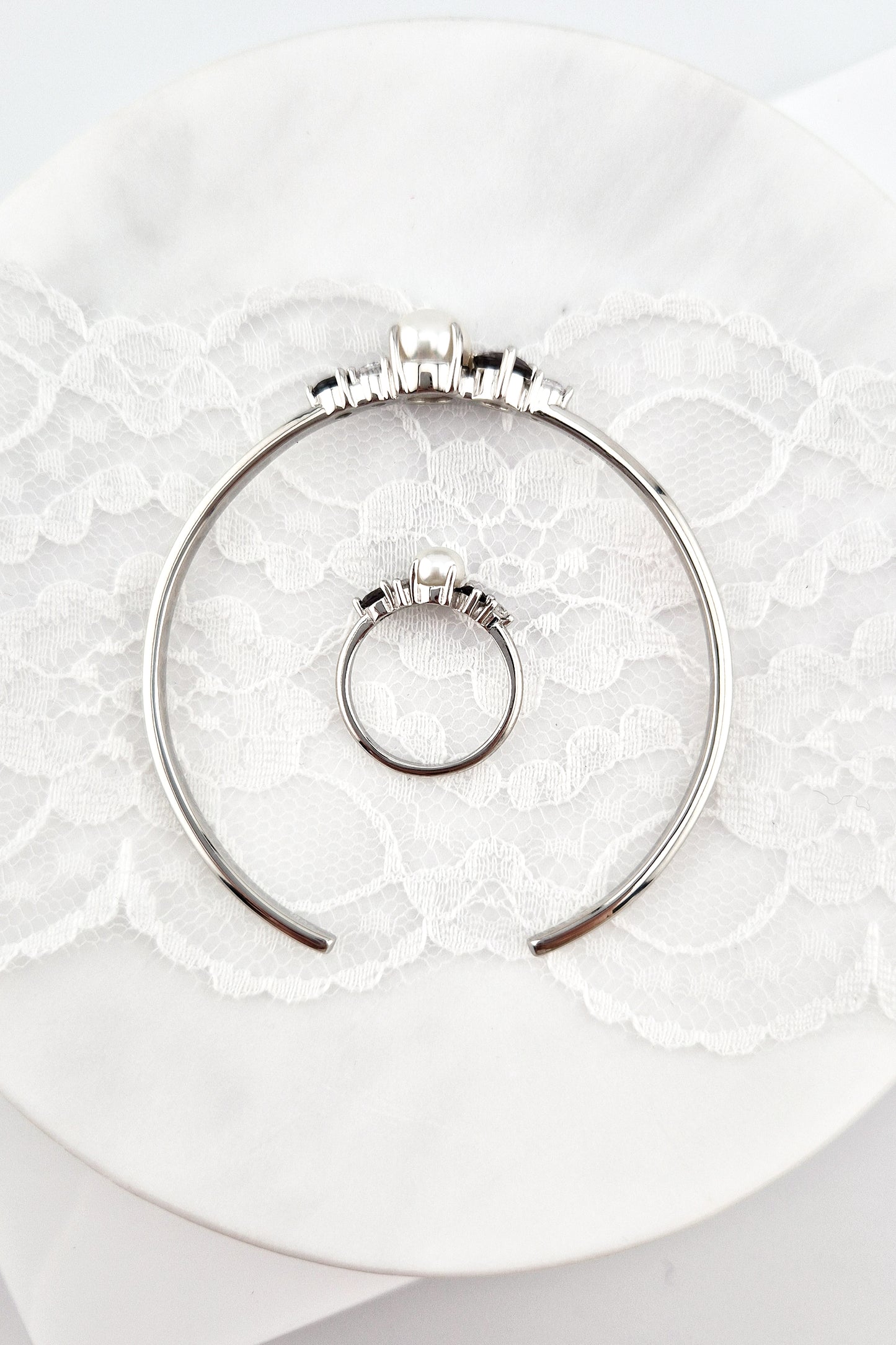 Pearl bangle, pearl bracelet, Perlen Armreif, Silber Armreif, Schmuck Schweiz, Grey pearl bracelet, black pearl bracelet, white pearl bracelet, elegant jewelry shop, swiss jewelry shop, Edelstein Schmuck Schweiz, Silver Bangle, Silver bracelet, Armreif, Bangle, Silber Ring