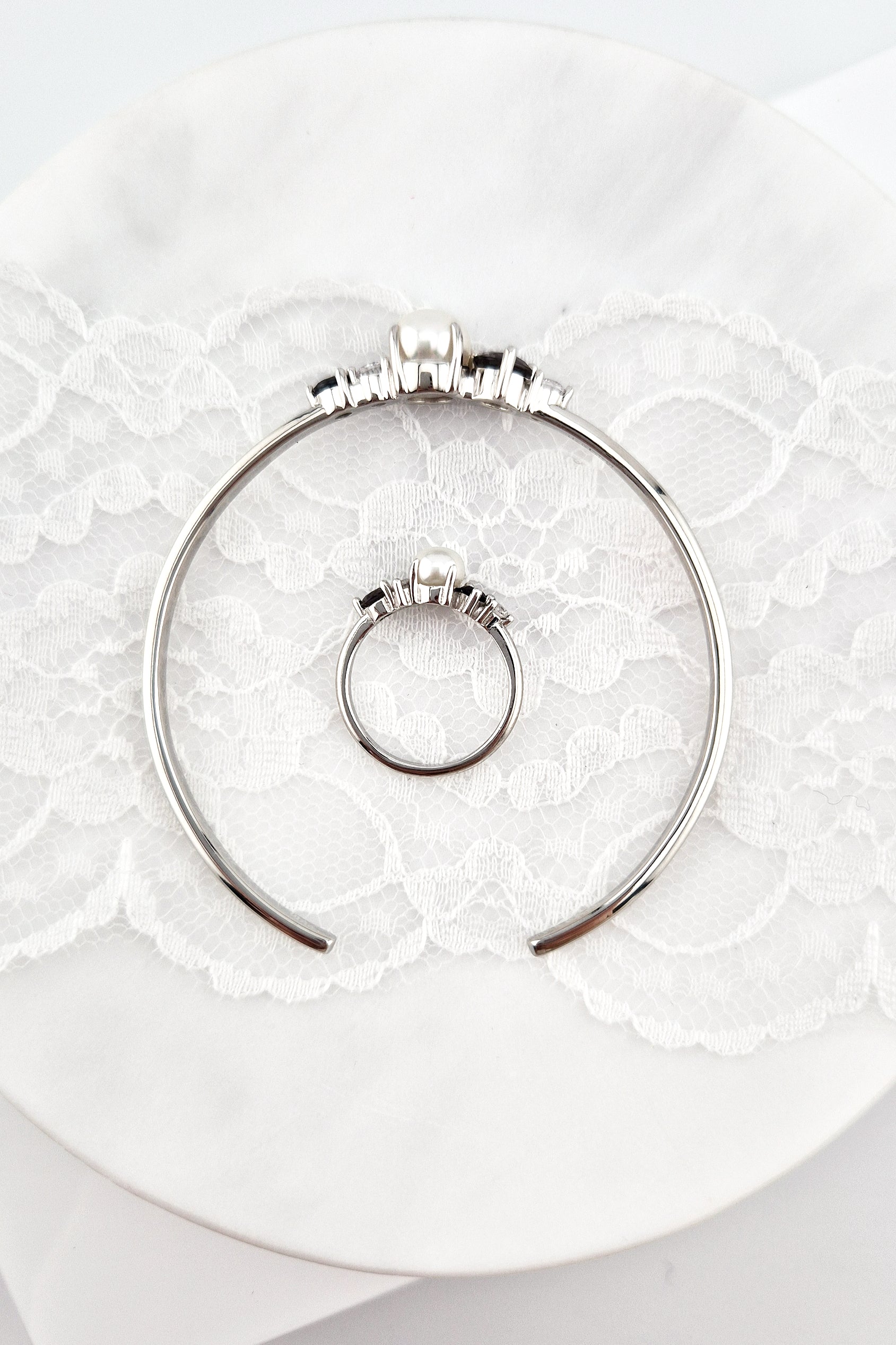 Pearl bangle, pearl bracelet, Perlen Armreif, Silber Armreif, Schmuck Schweiz, Grey pearl bracelet, black pearl bracelet, white pearl bracelet, elegant jewelry shop, swiss jewelry shop, Edelstein Schmuck Schweiz, Silver Bangle, Silver bracelet, Armreif, Bangle, Silber Ring