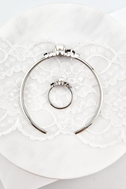 Pearl bangle, pearl bracelet, Perlen Armreif, Silber Armreif, Schmuck Schweiz, Grey pearl bracelet, black pearl bracelet, white pearl bracelet, elegant jewelry shop, swiss jewelry shop, Edelstein Schmuck Schweiz, Silver Bangle, Silver bracelet, Armreif, Bangle, Silber Ring