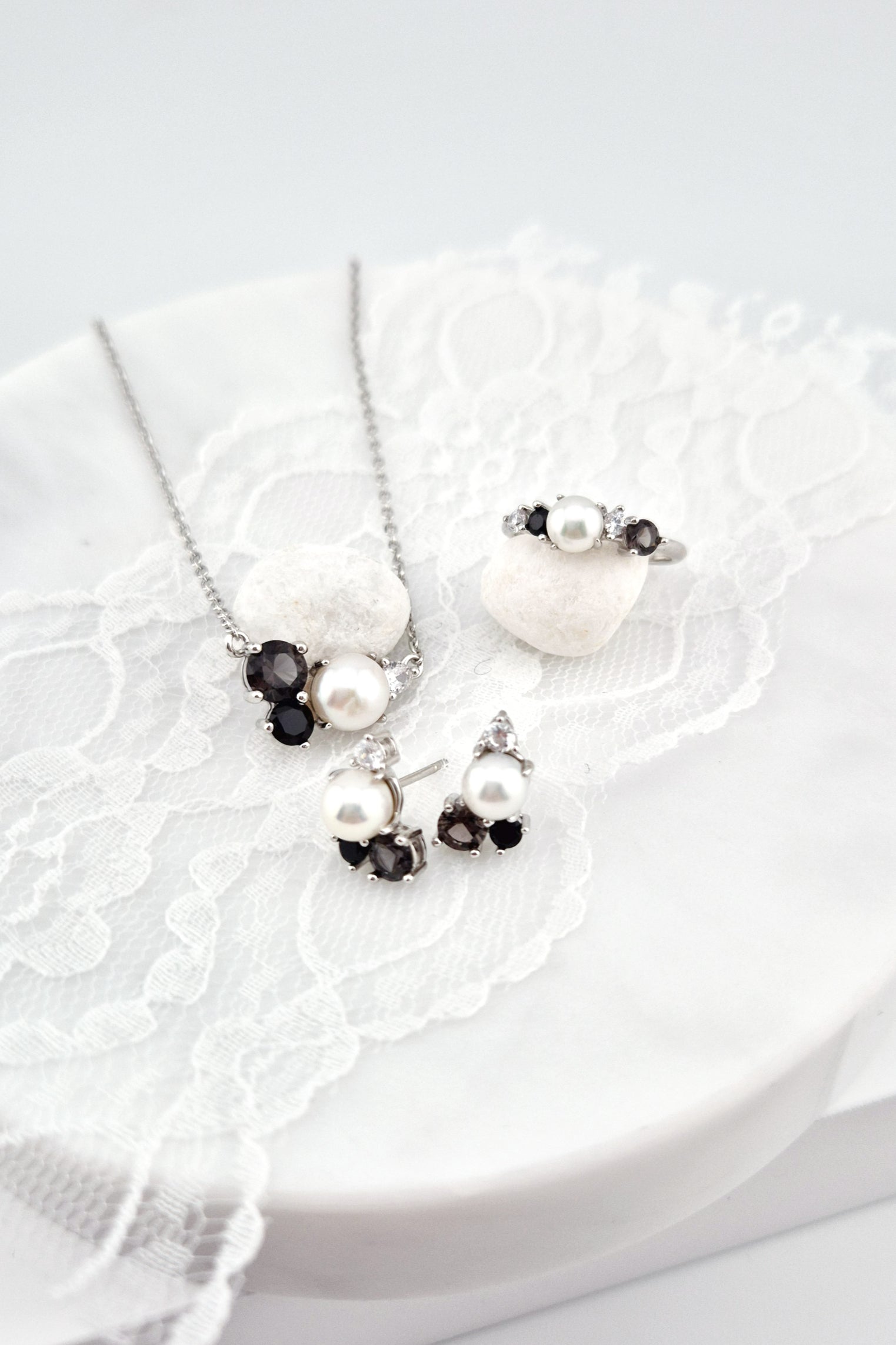Perlen Schmuck Set, Pearl jewelry set, Perlen Schmuckset, Silber Schmuckset, Pearl Jewelry set, Perlen Ohrringe, Perlen Halskette, Perlen Ring, Perlenring, Pearl Ring, SIlber RIng, Silberring, Damenring, Pearl Ring - Perlen Ring mit schwarzem Spinell und grauem Nano Stein, Silber Ring Süsswasser Perlen Ring, fresh water pearl, Pearl necklace, Pearl Ping, Pearl earrings