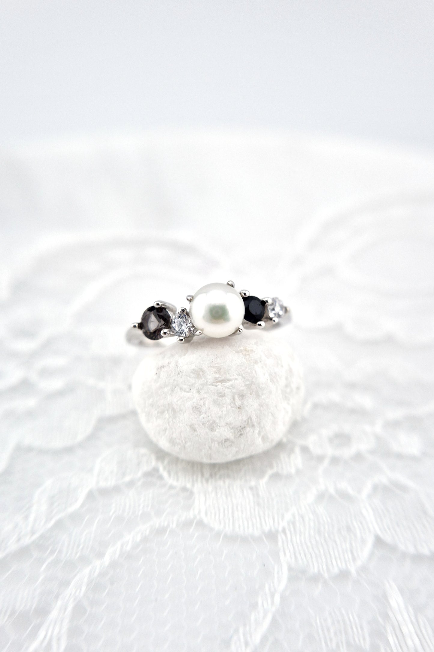 Perlen Schmuck Set, Pearl jewelry set, Perlen Schmuckset, Silber Schmuckset, Pearl Jewelry set, Perlen Ohrringe, Perlen Halskette, Perlen Ring, Perlenring, Pearl Ring, SIlber RIng, Silberring, Damenring, Pearl Ring - Perlen Ring mit schwarzem Spinell und grauem Nano Stein, Silber Ring Süsswasser Perlen Ring, fresh water pearl, Pearl necklace, Pearl Ping, Pearl earrings