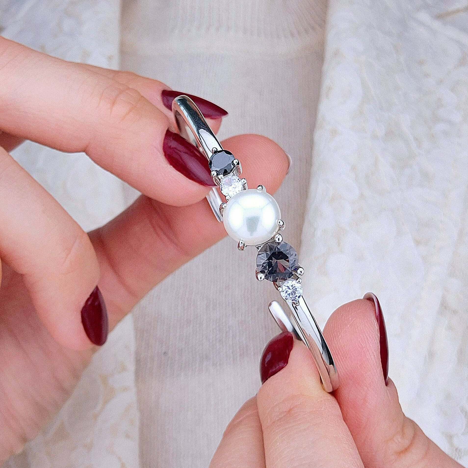 Pearl bangle, pearl bracelet, Perlen Armreif, Silber Armreif, Schmuck Schweiz, Grey pearl bracelet, black pearl bracelet, white pearl bracelet, elegant jewelry shop, swiss jewelry shop, Edelstein Schmuck Schweiz, Silver Bangle, Silver bracelet, Armreif, Bangle
