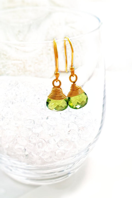 Peridot Ohrringe, Peridot Hängeohrringe, Peridot Earrings, grüne Peridot Edelstein Ohrringe draht umwickelt in Gold Hängeohrringe mit tropfenförmigem grünem Peridot Kristall, grüne Ohrringe, green earrings
