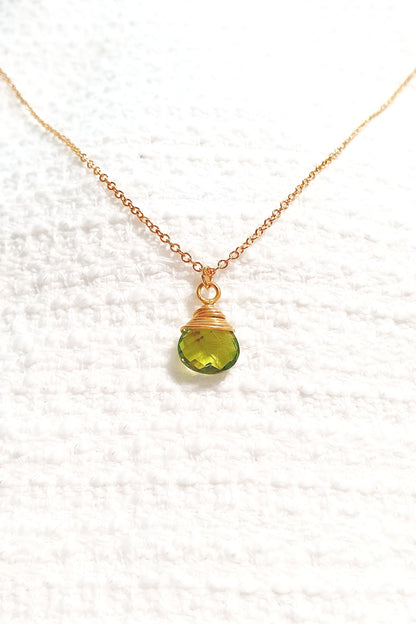 Peridot Anhänger Halskette, Peridot Halskette, Peridot Kette, Peridot necklace, grüner Peridot Edelstein anhänger drahtumwickelter Schmuck Halskette mit Peridot Anhänger in Tropfenform goldene Halskette