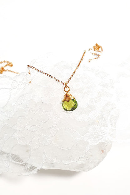 Peridot Anhänger Halskette, Peridot Halskette, Peridot Kette, Peridot necklace, grüner Peridot Edelstein anhänger drahtumwickelter Schmuck Halskette mit Peridot Anhänger in Tropfenform goldene Halskette