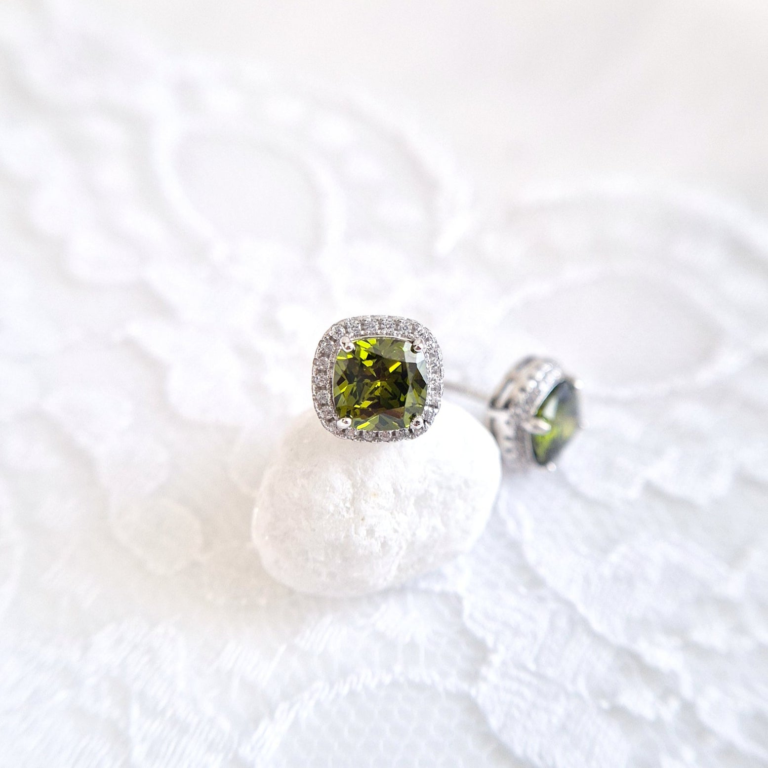 Peridot Stud earrings, Peridot Ohrstecker, puces d’oreilles, orecchini a perno