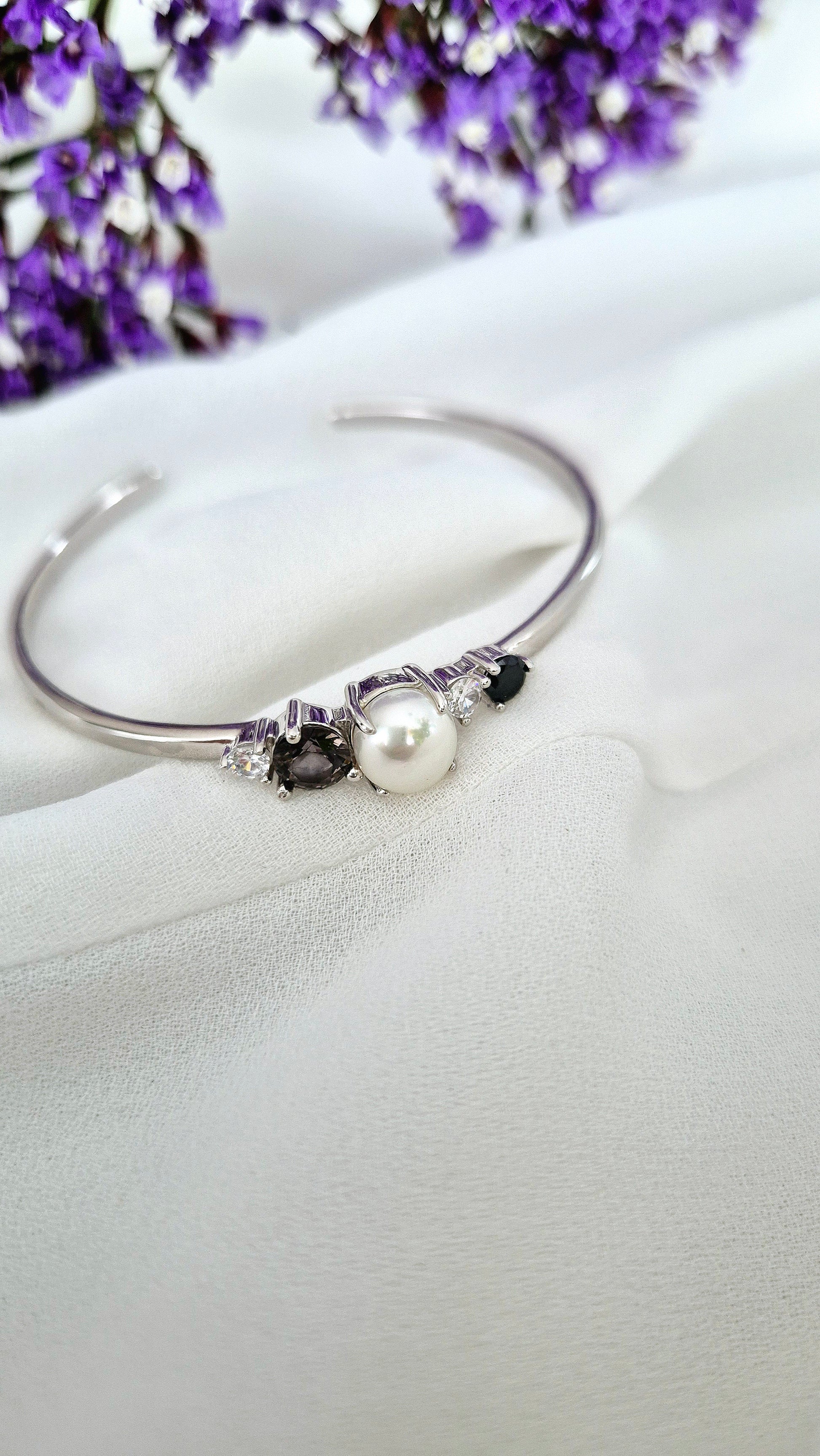 Pearl bangle, pearl bracelet, Perlen Armreif, Silber Armreif, Schmuck Schweiz, Grey pearl bracelet, black pearl bracelet, white pearl bracelet, elegant jewelry shop, swiss jewelry shop, Edelstein Schmuck Schweiz, Silver Bangle, Silver bracelet, Armreif, Bangle