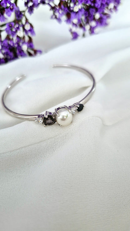 Pearl bangle, pearl bracelet, Perlen Armreif, Silber Armreif, Schmuck Schweiz, Grey pearl bracelet, black pearl bracelet, white pearl bracelet, elegant jewelry shop, swiss jewelry shop, Edelstein Schmuck Schweiz, Silver Bangle, Silver bracelet, Armreif, Bangle