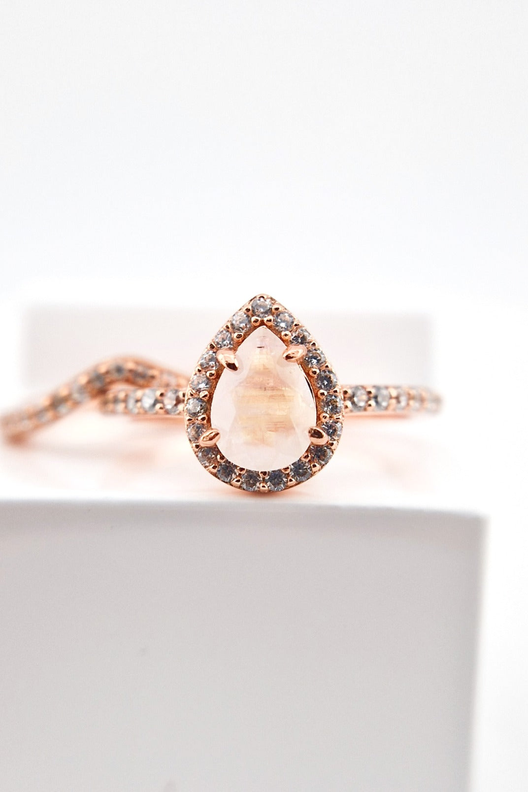 Mondstein Ring Rosegold, Rainbow moonstone rings rose glod palted silver ring, Silber Ring mit Mondstein Edelstein, halo Ring, Chevron Ring, Mondstein Ring SIlber Ring mit Mondstein Rosegold vergoldet, Rosegold Ring, Moonstone Ring