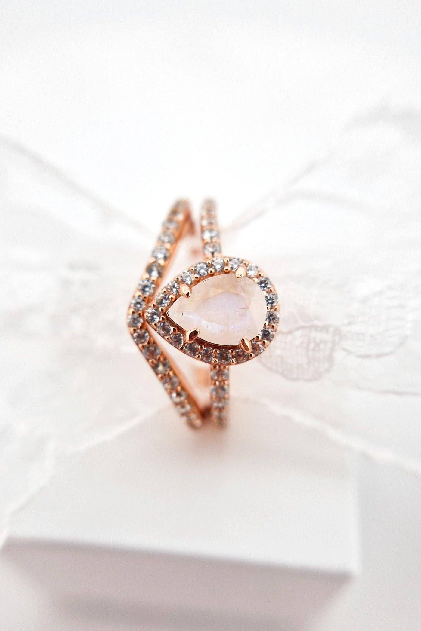 Mondstein Ring Rosegold, Rainbow moonstone rings rose glod palted silver ring, Silber Ring mit Mondstein Edelstein, halo Ring, Chevron Ring, Mondstein Ring SIlber Ring mit Mondstein Rosegold vergoldet, Rosegold Ring, Moonstone Ring