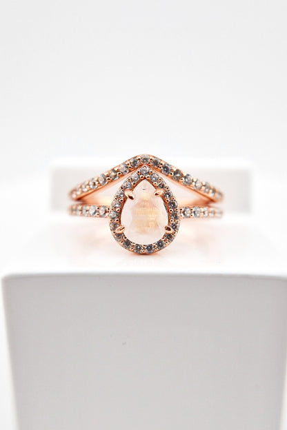 Mondstein Schmuckset Rosegold, Mondstein Schmuckset, Mondstein Ring, Mondstein Halskette, Mondstein Kette, Mondstein Ohrringe, Moonstone Jewelry set rose gold, moonstone jewelry set, moonstone ring, stack ring, stacking ring, moonstone necklace, moonstone pendant necklace, moonstone earrings, rosegold Schmuckset, rosegold ring, Rosegold Halskette, Rosegold Ohrringe, rose gold ring, rose gold necklace, rose gold earrings