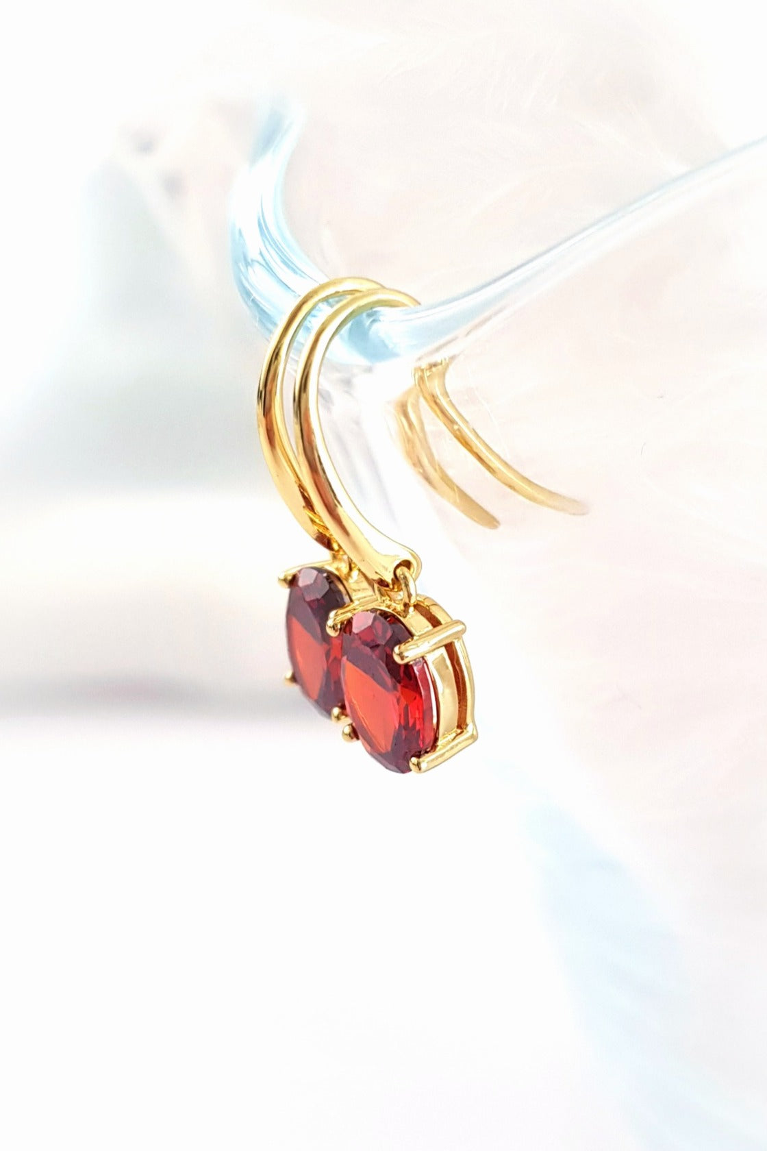 Red Garnet Ohrringe Oval, goldene Ohrringe, Ohrringe, Granat Ohrringe, red garnet earrings, garnet earrings, earrings, Hängeohrringe mit rotem Granat Edelstein oval geschliffen in Krappenfassung vergoldet 