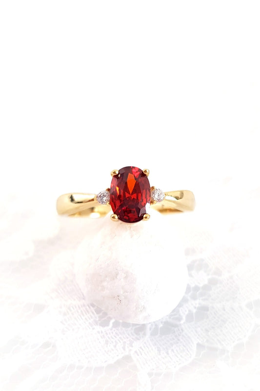 Granat Ring, Roter Granat Ring, red garnet Ring, roter Ring, gold Ring, Damenring, Fingerring, goldener Ring, Granat Ring, Garnet Ring, ring for women, ring gift, ring jewelry, red ring, red stone ring, eleganter roter Granat Ring mit ovalem geschliffenen Stein in Krappenfassung mit weissen Zirkon Steinchen vergoldet