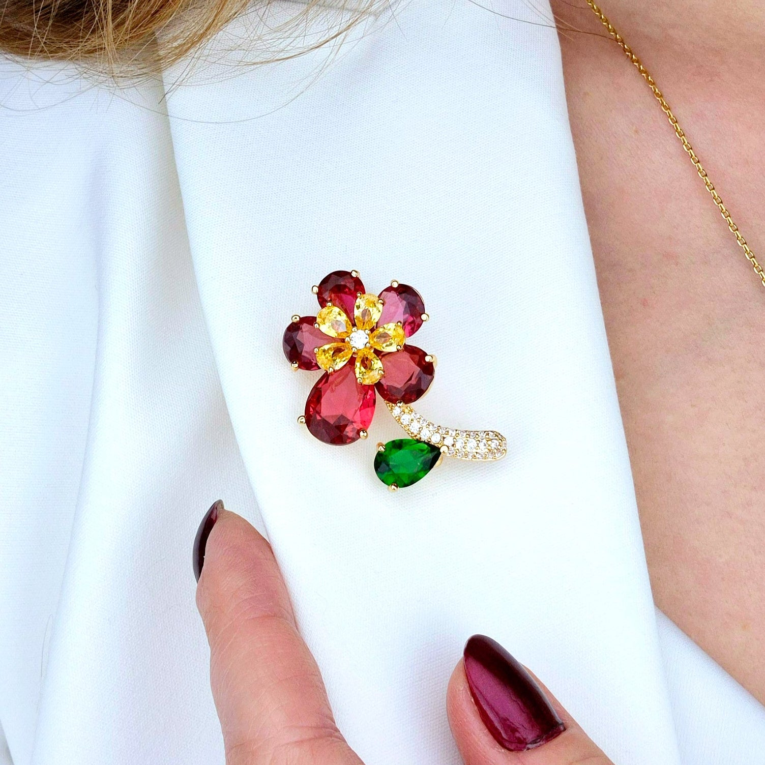 Brosche Rote Blume, goldene Brosche, red flower brooch, golden brooch, broche en or, broche fleur, broche rouge, rote Brosche, red brooch, Brosche, brooch, broach, broche, Blumen Brosche 