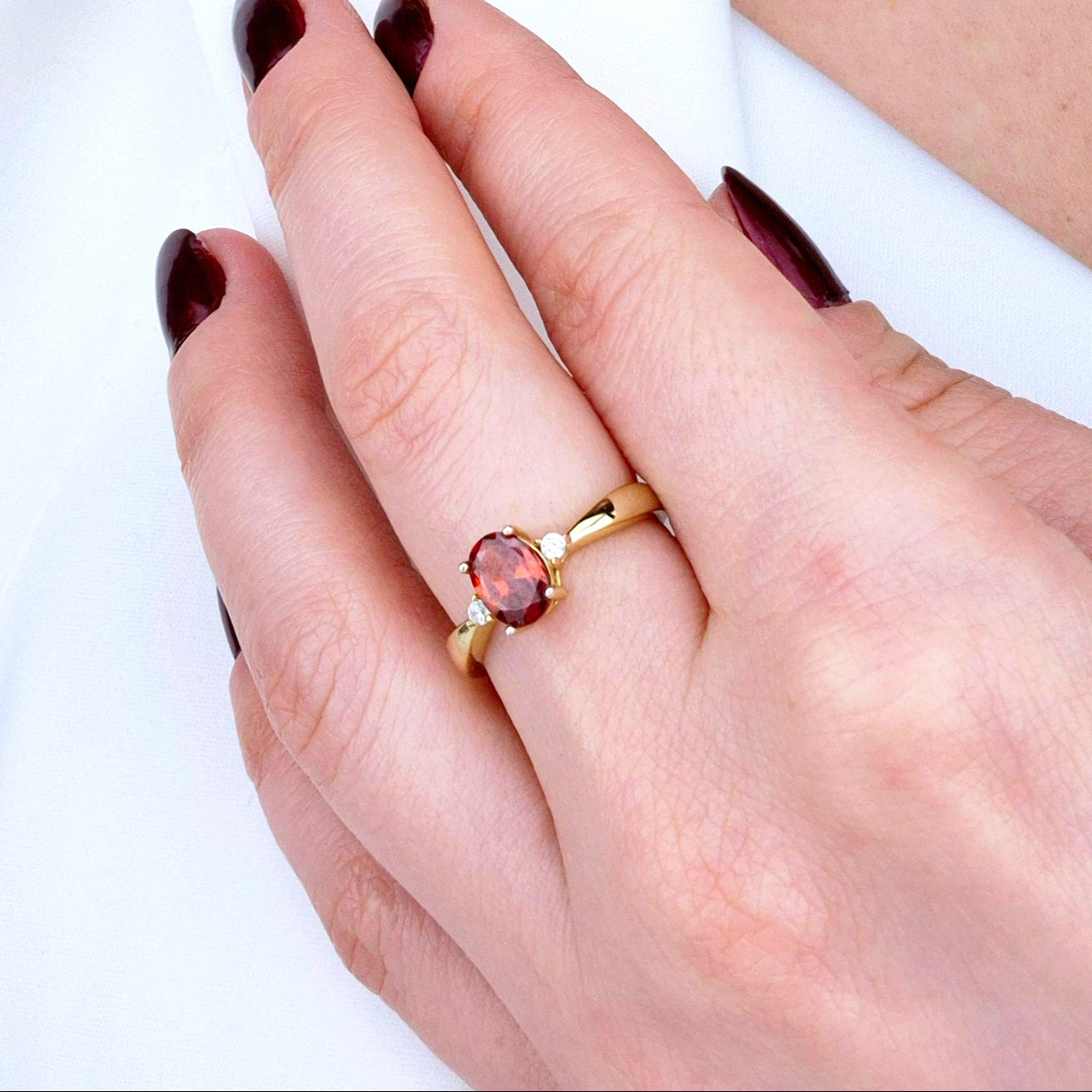 Granat Ring, Roter Granat Ring, red garnet Ring, roter Ring, gold Ring, Damenring, Fingerring, goldener Ring, Granat Ring, Garnet Ring, ring for women, ring gift, ring jewelry, red ring, red stone ring, eleganter roter Granat Ring mit ovalem geschliffenen Stein in Krappenfassung mit weissen Zirkon Steinchen vergoldet