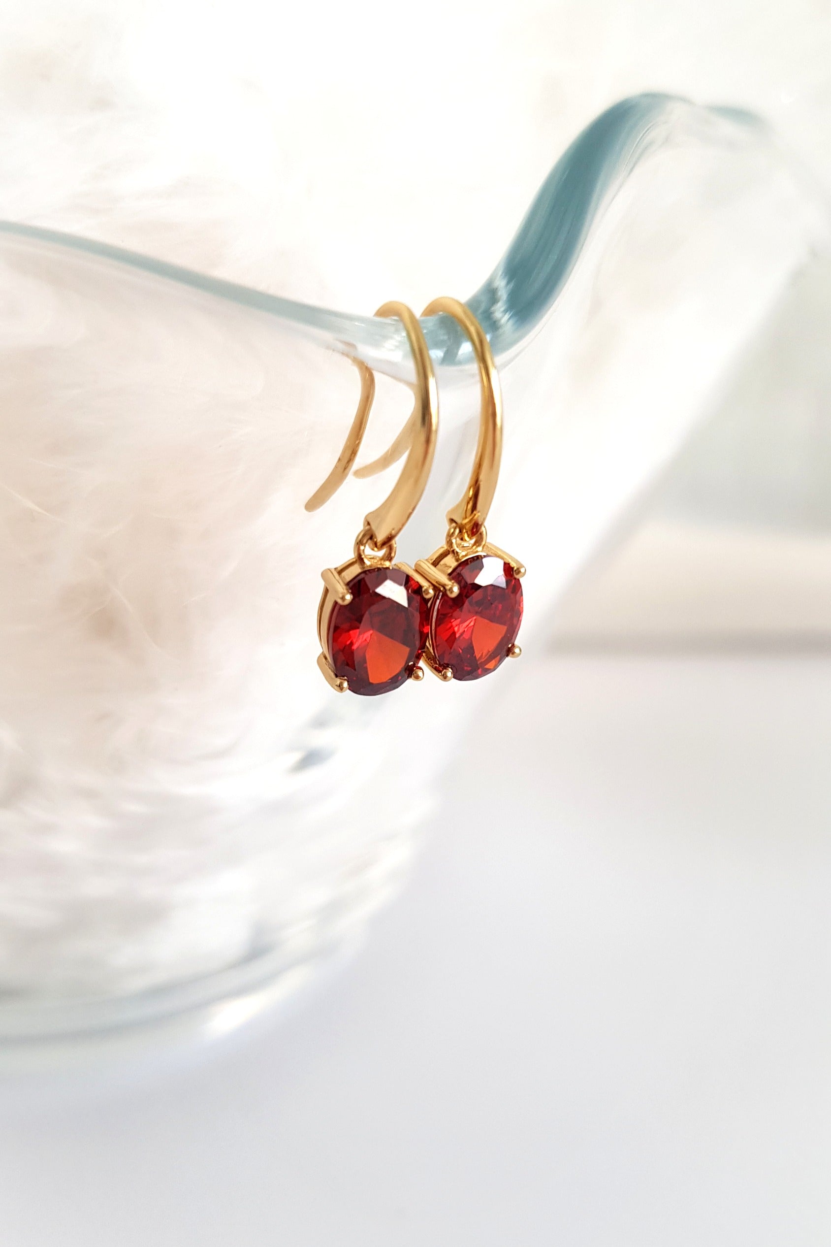 Red Garnet Ohrringe Oval, goldene Ohrringe, Ohrringe, Granat Ohrringe, red garnet earrings, garnet earrings, earrings, Hängeohrringe mit rotem Granat Edelstein oval geschliffen in Krappenfassung vergoldet 