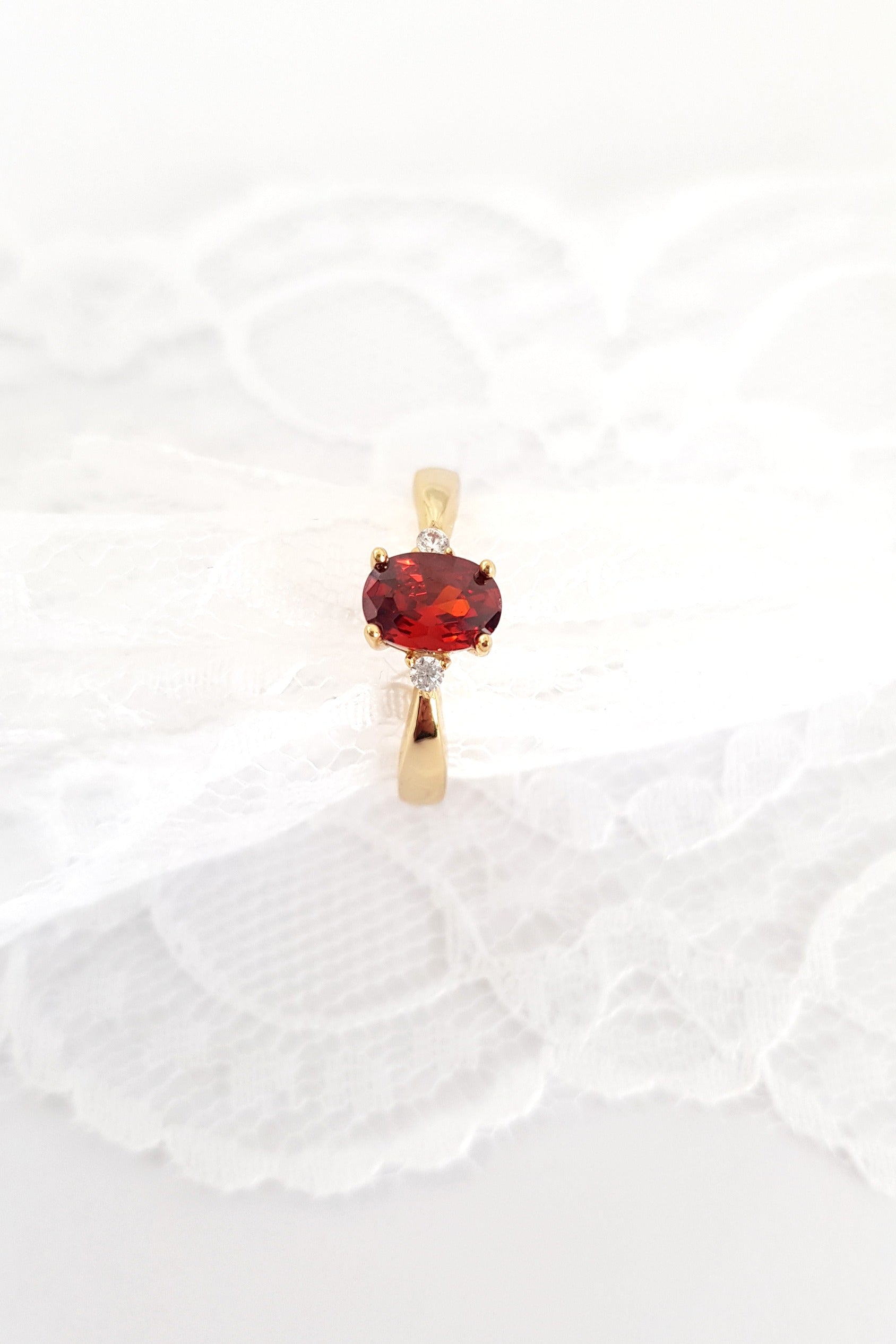 Roter Granat Ring, red garnet Ring, roter Ring, gold Ring, Damenring, Fingerring, goldener Ring, Granat Ring, Garnet Ring, ring for women, ring gift, ring jewelry, red ring, red stone ring, eleganter roter Granat Ring mit ovalem geschliffenen Stein in Krappenfassung mit weissen Zirkon Steinchen vergoldet