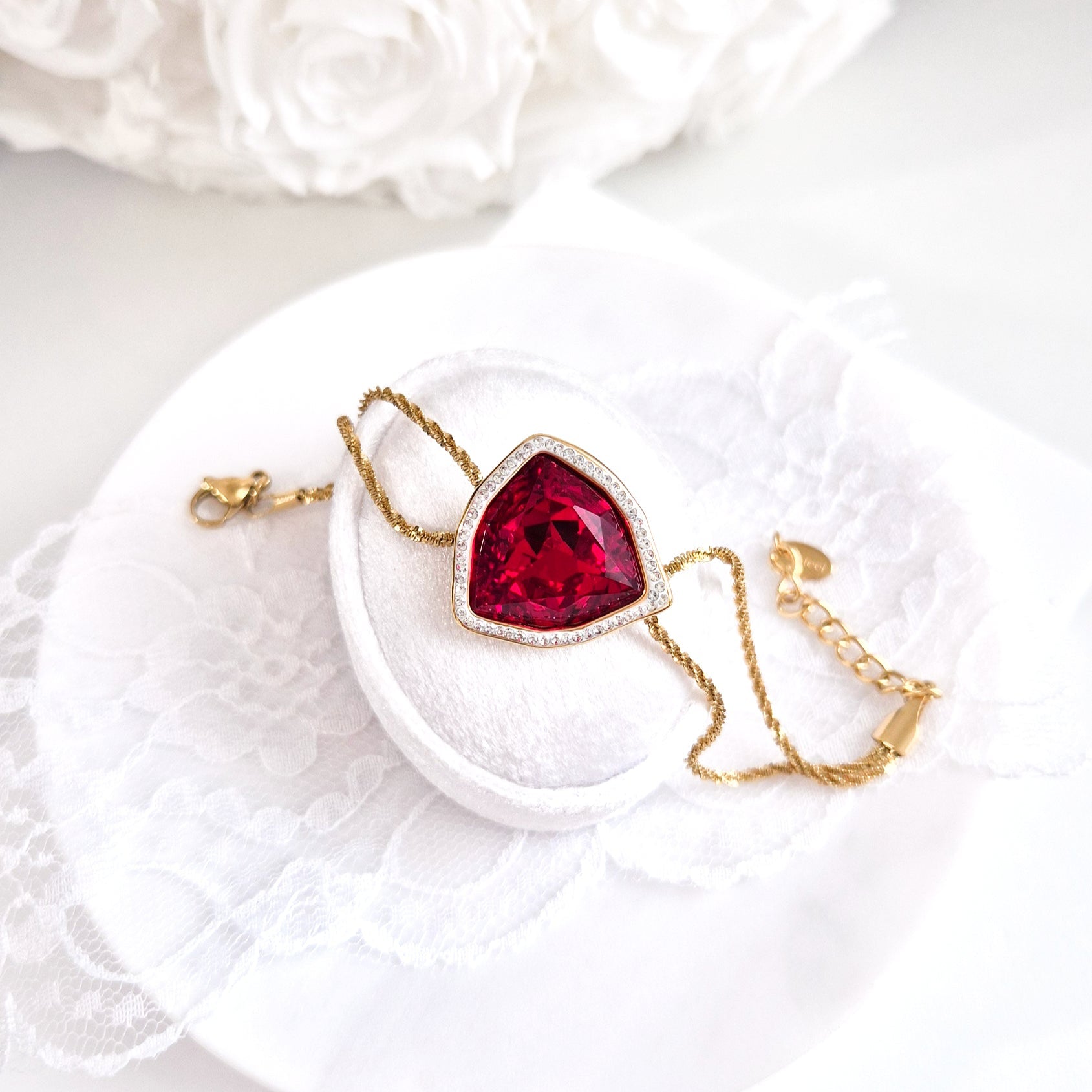 Red stone bracelet, Armband mit rotem Stein, goldenes Armband, Bracelet
