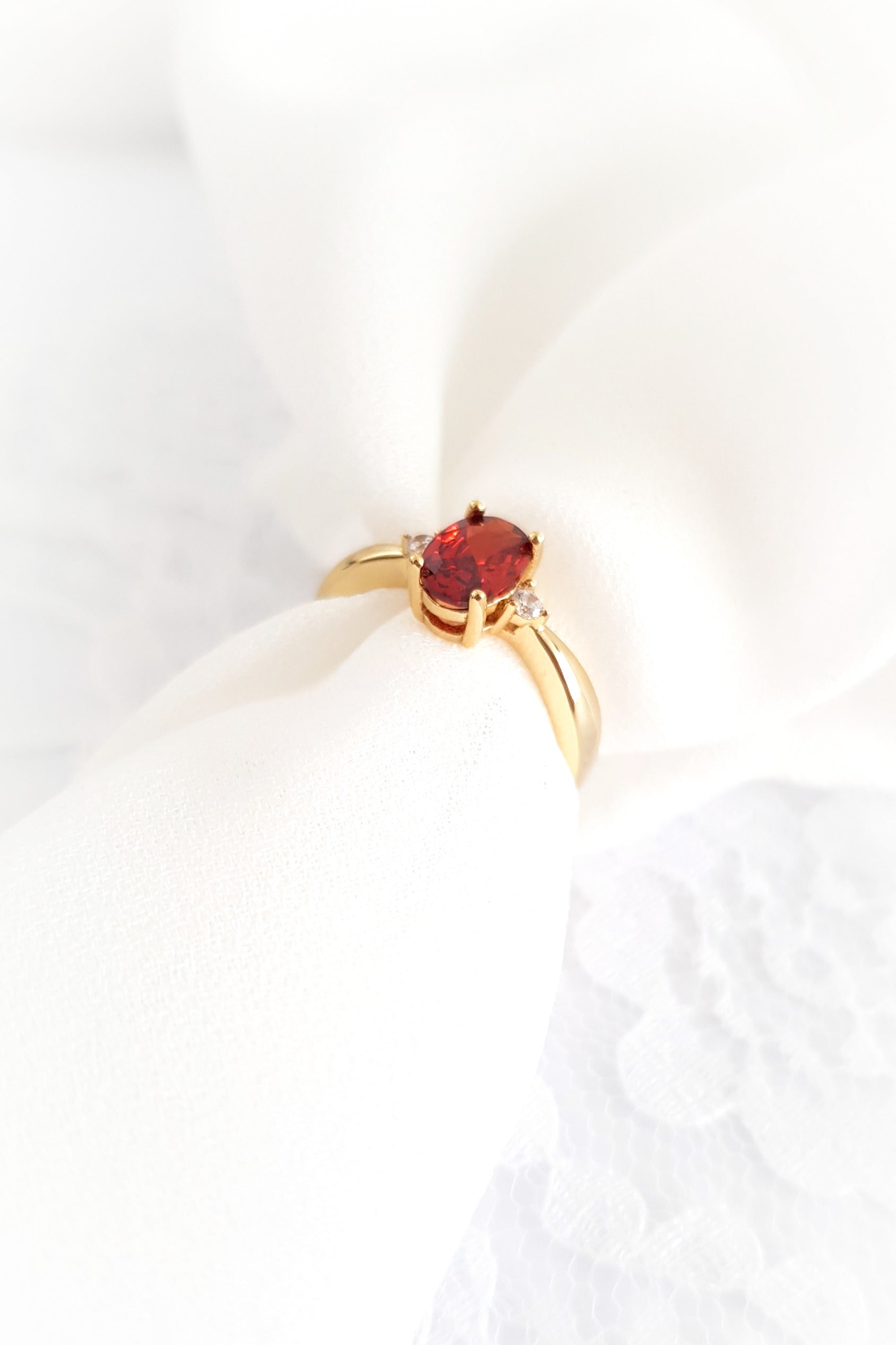 Roter Granat Ring, red garnet Ring, roter Ring, gold Ring, Damenring, Fingerring, goldener Ring, Granat Ring, Garnet Ring, ring for women, ring gift, ring jewelry, red ring, red stone ring, eleganter roter Granat Ring mit ovalem geschliffenen Stein in Krappenfassung mit weissen Zirkon Steinchen vergoldet