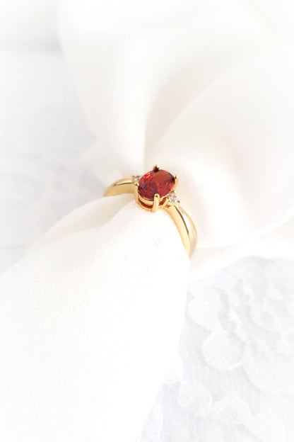 Roter Granat Ring, red garnet Ring, roter Ring, gold Ring, Damenring, Fingerring, goldener Ring, Granat Ring, Garnet Ring, ring for women, ring gift, ring jewelry, red ring, red stone ring, eleganter roter Granat Ring mit ovalem geschliffenen Stein in Krappenfassung mit weissen Zirkon Steinchen vergoldet