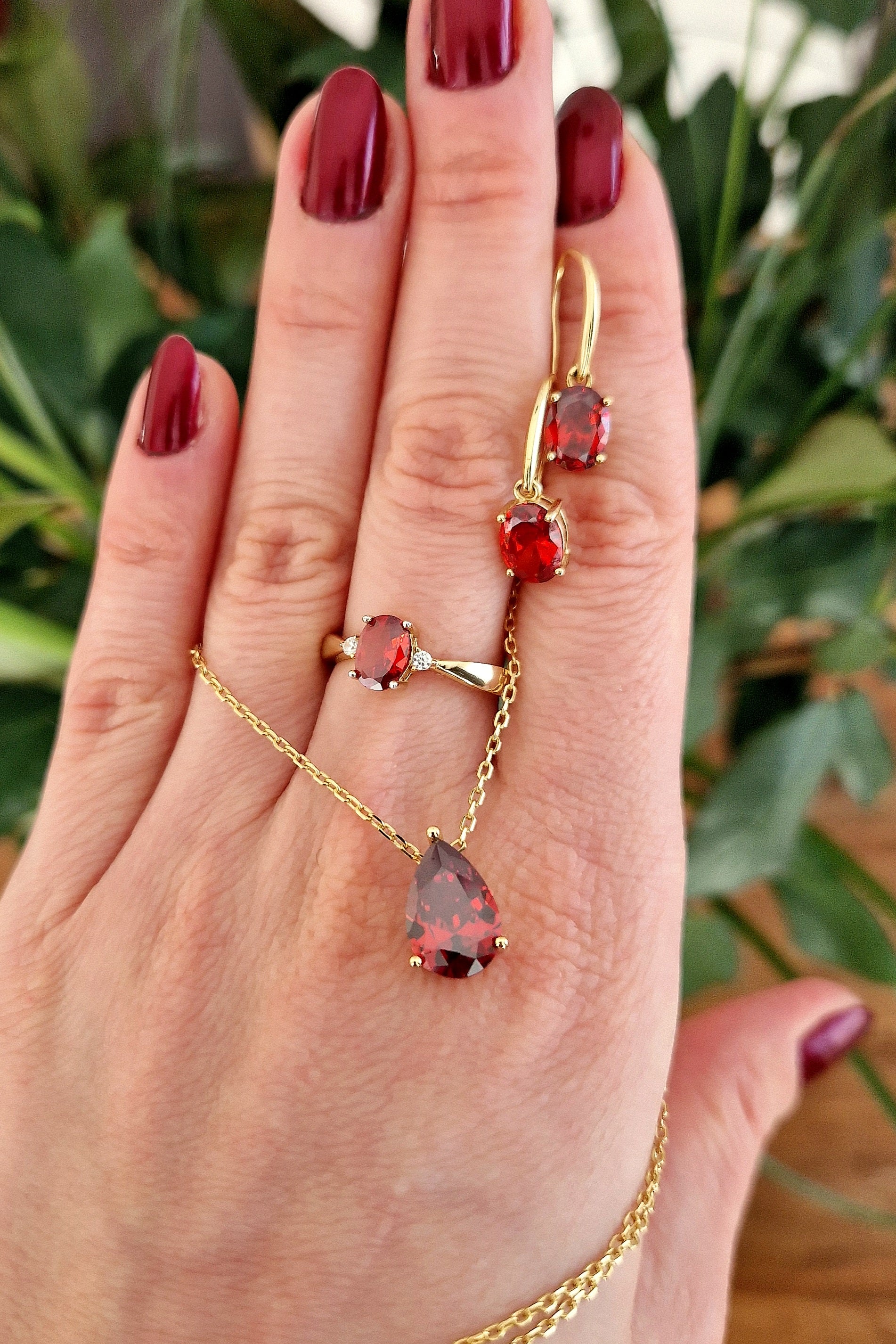 Rot Granat Schmuckset, red garnet jewelry set, rote Granat Ohrringe, Granat Halskette, roter Granat Ring, Granat ring, Schmuckset, gold Schmuckset, ilber Schmuckset, red Garnet Jewelry, red garnet necklace, red garnet ring, red garnet earrings, garnet earrings, garnet necklace, garnet ring, golden jewelry set, 