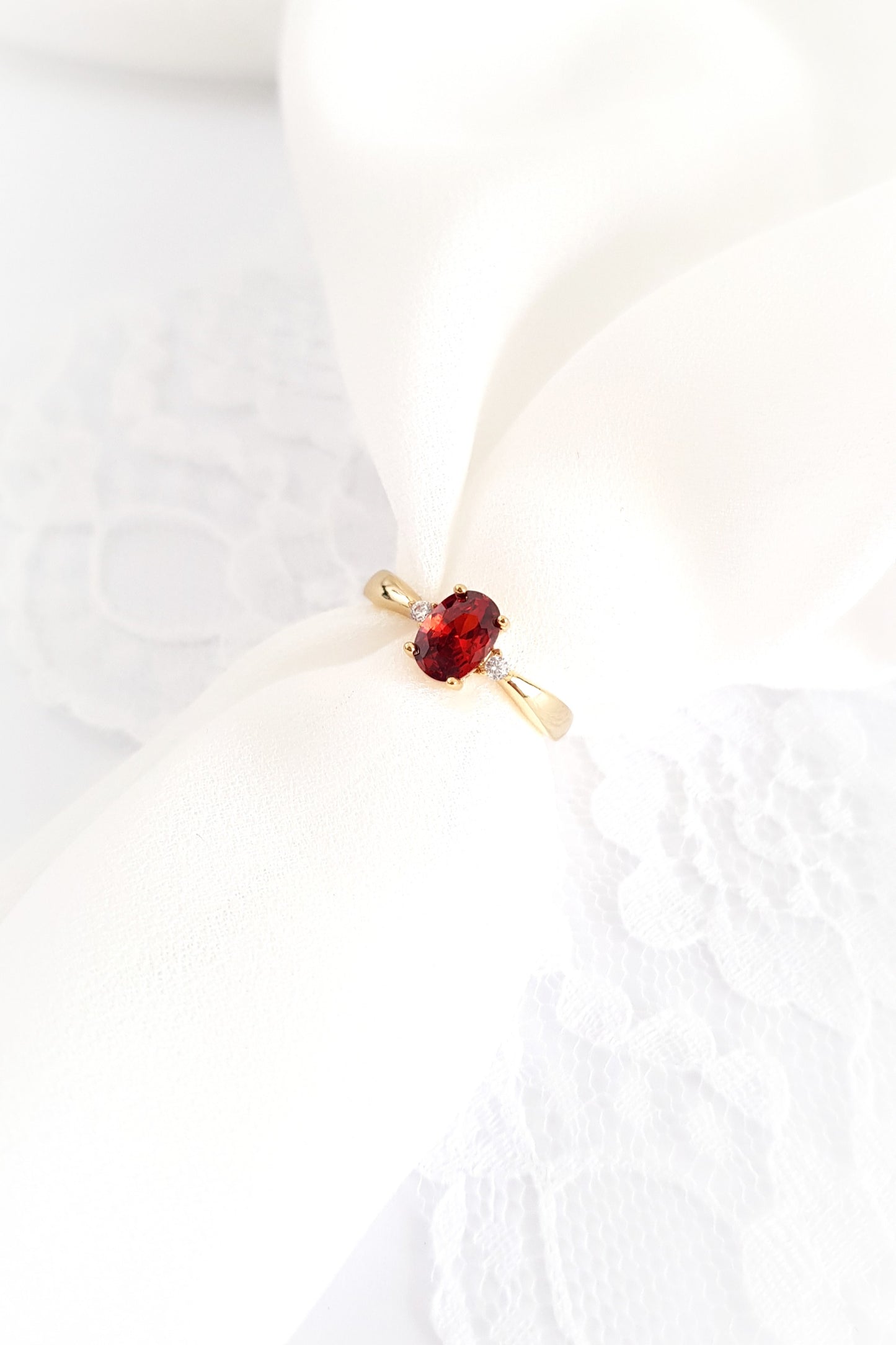 Roter Granat Ring, red garnet Ring, roter Ring, gold Ring, Damenring, Fingerring, goldener Ring, Granat Ring, Garnet Ring, ring for women, ring gift, ring jewelry, red ring, red stone ring, eleganter roter Granat Ring mit ovalem geschliffenen Stein in Krappenfassung mit weissen Zirkon Steinchen vergoldet