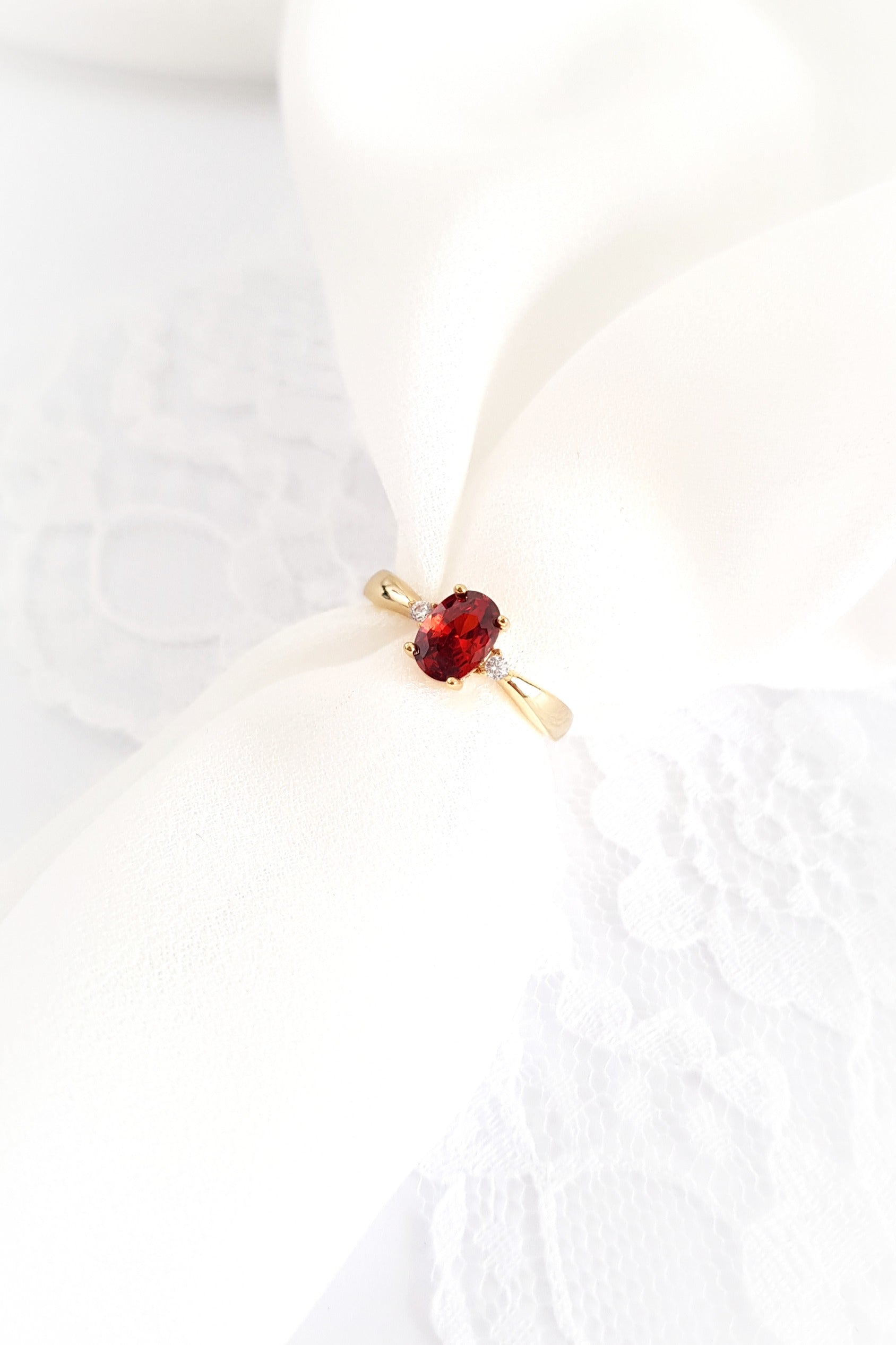 Roter Granat Ring, red garnet Ring, roter Ring, gold Ring, Damenring, Fingerring, goldener Ring, Granat Ring, Garnet Ring, ring for women, ring gift, ring jewelry, red ring, red stone ring, eleganter roter Granat Ring mit ovalem geschliffenen Stein in Krappenfassung mit weissen Zirkon Steinchen vergoldet