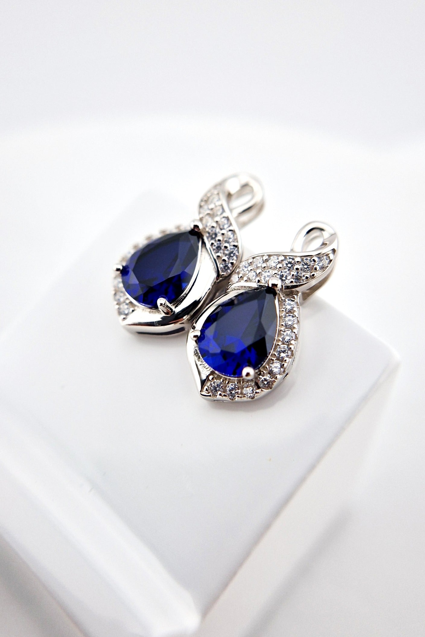 Saphir Ohrringe, Sapphire Earrings, Saphir Ohrstecker mit blauem Edelstein, Edelstein Ohrringe, Silber Ohrringe, Saphir Schmuck, Blau Saphir