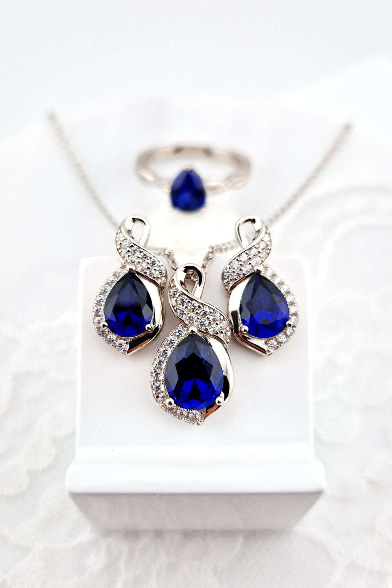 Schmuckset Saphir, Saphir Schmuck Set, sapphire jewelry set, Blauer Saphir Schmuckset, Royal Blue Sapphire Jewelry Set, blue sapphire jewelry set, Blau Saphir Schmuck set, Saphir Schmuckset, Saphir Schmuck, Saphir Ohrringe, Saphir Ohrstecker, Saphir Ring, Saphir Halskette, Saphir Kette, Blue Sapphire Jewelry, Sapphire Ring, Sapphire earrings, Spaphie necklace, blue sapphire ring blue sapphire earrings, blue sapphire necklace, silver jewelrs set, Silber Schmuckset