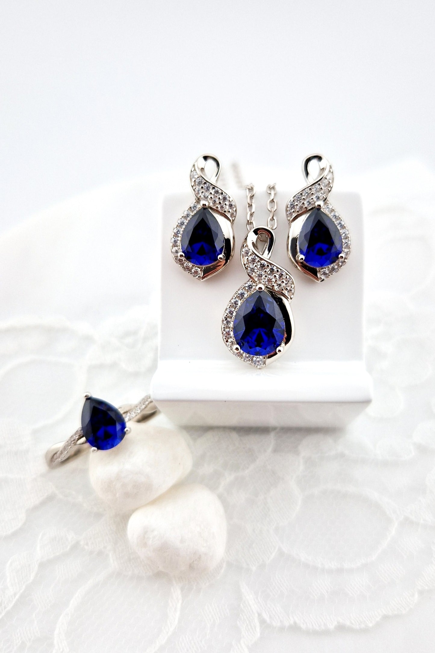 Blauer Saphir Schmuckset, Royal Blue Sapphire Jewelry Set, blue sapphire jewelry set, Blau Saphir Schmuck set, Saphir Schmuckset, Saphir Schmuck, Saphir Ohrringe, Saphir Ohrstecker, Saphir Ring, Saphir Halskette, Saphir Kette, Blue Sapphire Jewelry, Sapphire Ring, Sapphire earrings, Spaphie necklace, blue sapphire ring blue sapphire earrings, blue sapphire necklace, silver jewelrs set, Silber Schmuckset
