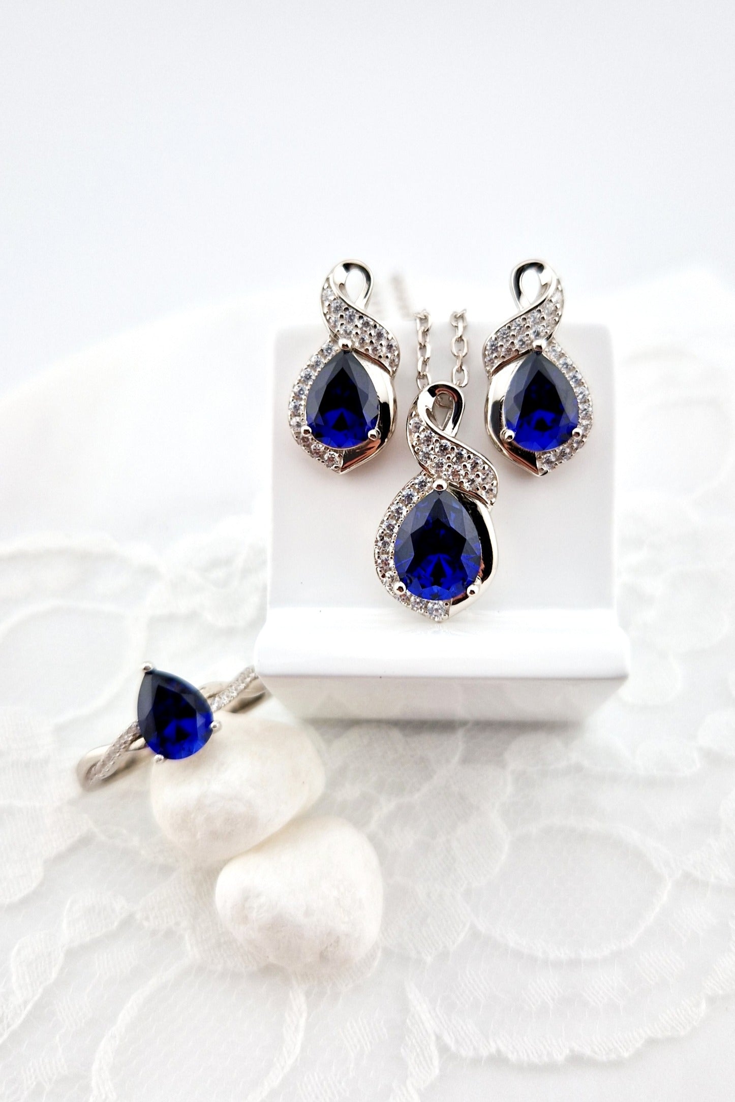Blauer Saphir Schmuckset, Royal Blue Sapphire Jewelry Set, blue sapphire jewelry set, Blau Saphir Schmuck set, Saphir Schmuckset, Saphir Schmuck, Saphir Ohrringe, Saphir Ohrstecker, Saphir Ring, Saphir Halskette, Saphir Kette, Blue Sapphire Jewelry, Sapphire Ring, Sapphire earrings, Spaphie necklace, blue sapphire ring blue sapphire earrings, blue sapphire necklace, silver jewelrs set, Silber Schmuckset