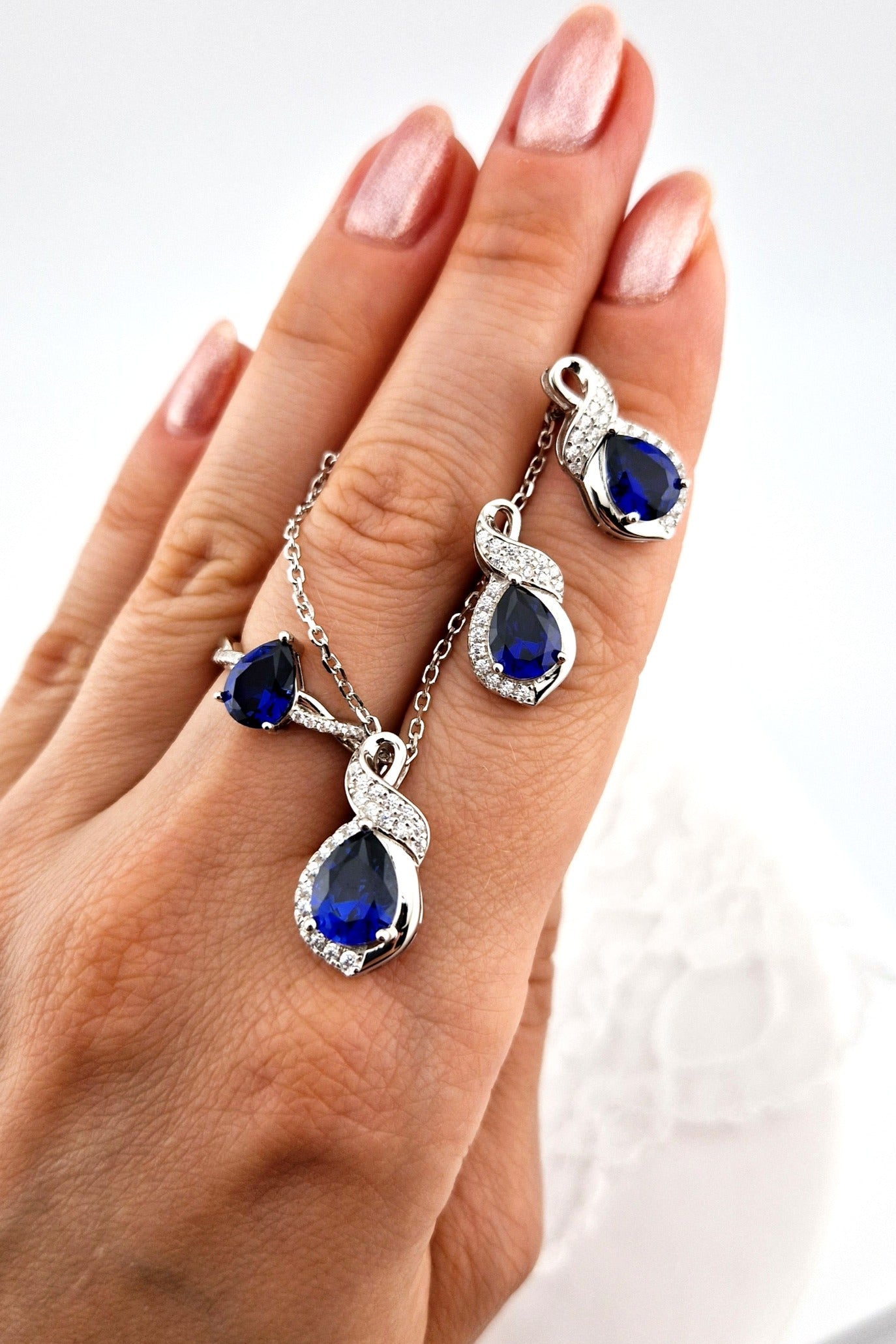 Blauer Saphir Schmuckset, Royal Blue Sapphire Jewelry Set, blue sapphire jewelry set, Blau Saphir Schmuck set, Saphir Schmuckset, Saphir Schmuck, Saphir Ohrringe, Saphir Ohrstecker, Saphir Ring, Saphir Halskette, Saphir Kette, Blue Sapphire Jewelry, Sapphire Ring, Sapphire earrings, Spaphie necklace, blue sapphire ring blue sapphire earrings, blue sapphire necklace, silver jewelrs set, Silber Schmuckset