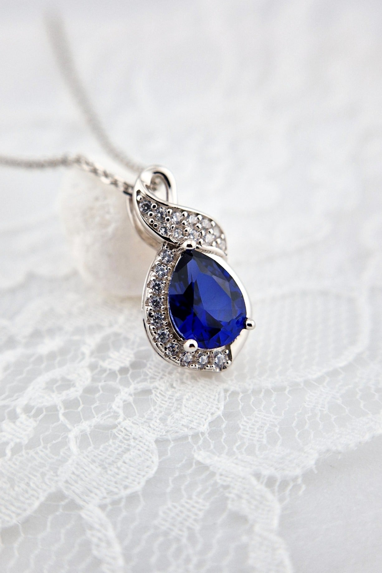 Saphir Halskette, Saphir Kette, Silber Kette mit Saphir Anhänger, Edelstein Kette, sapphire necklace