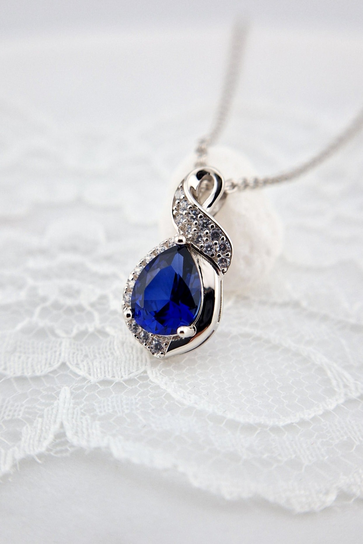 Saphir Halskette, Saphir Kette, Silber Kette mit Saphir Anhänger, Edelstein Kette, sapphire necklace