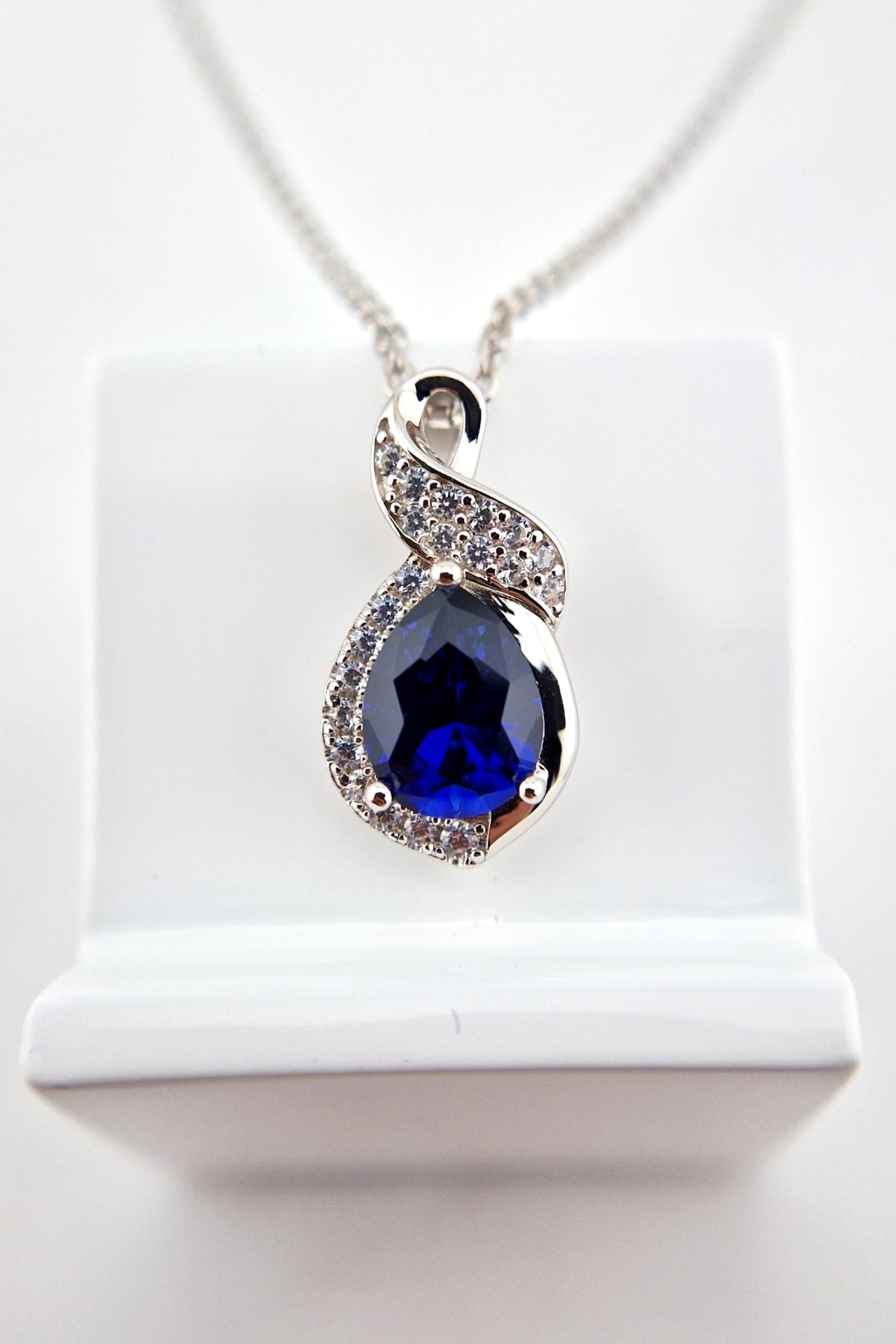 Saphir Halskette, Saphir Kette, Silber Kette mit Saphir Anhänger, Edelstein Kette, sapphire necklace, Blaue Saphir Kette, blau Saphir Halskette, Halskette, necklace