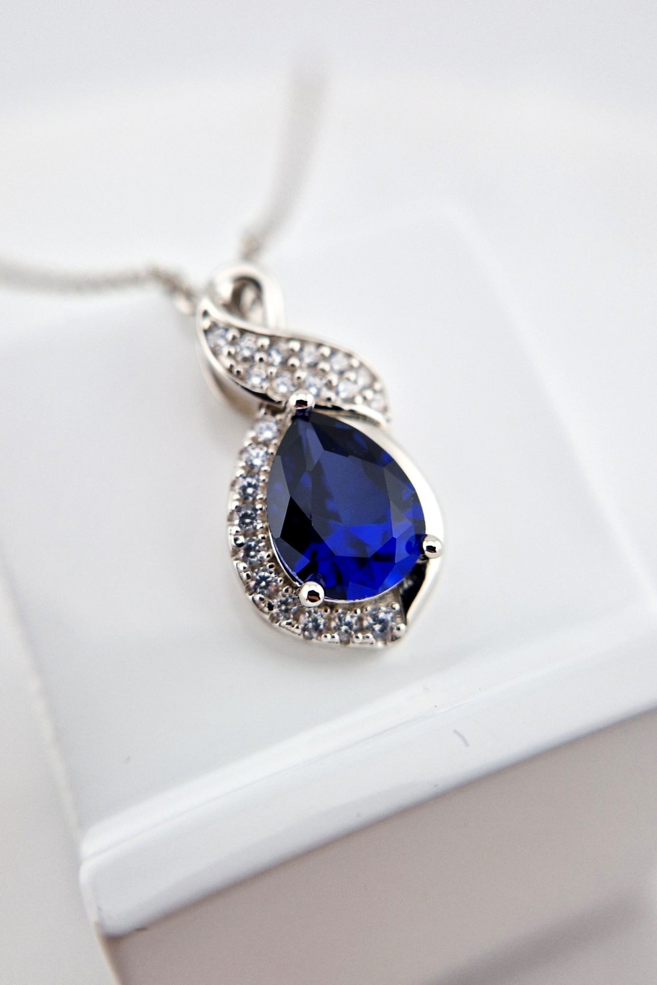 Saphir Halskette, Saphir Kette, Silber Kette mit Saphir Anhänger, Edelstein Kette, sapphire necklace